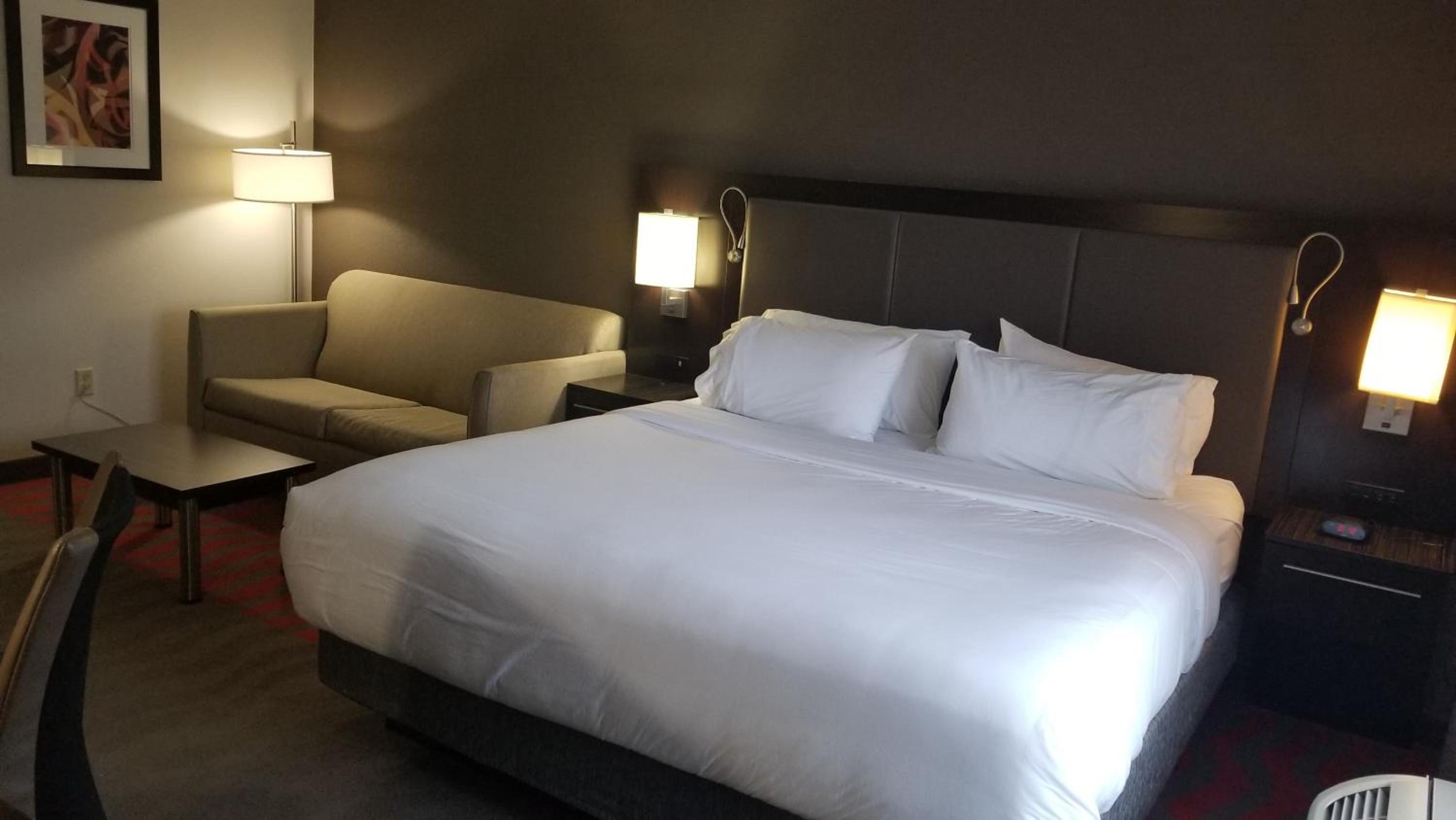 Standard King Room with Sofa Bed - Photo 5