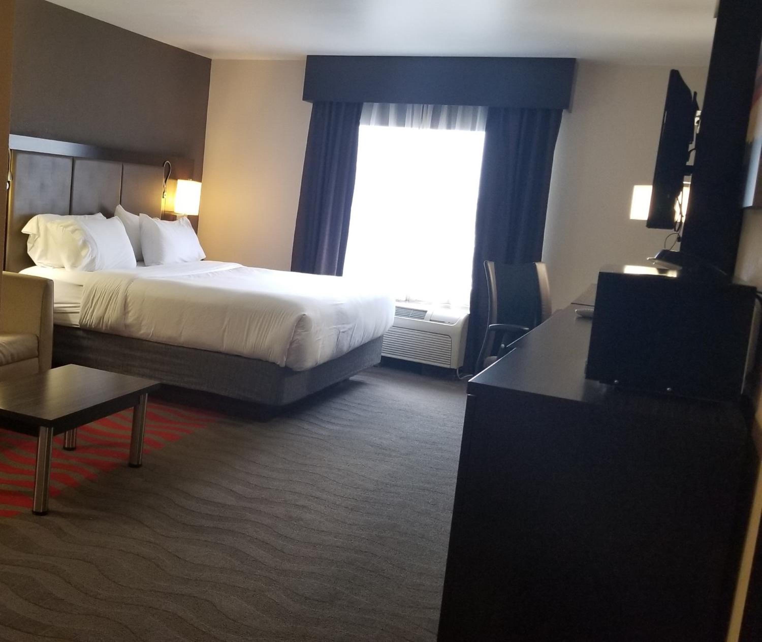 Standard King Room with Sofa Bed - Photo 8