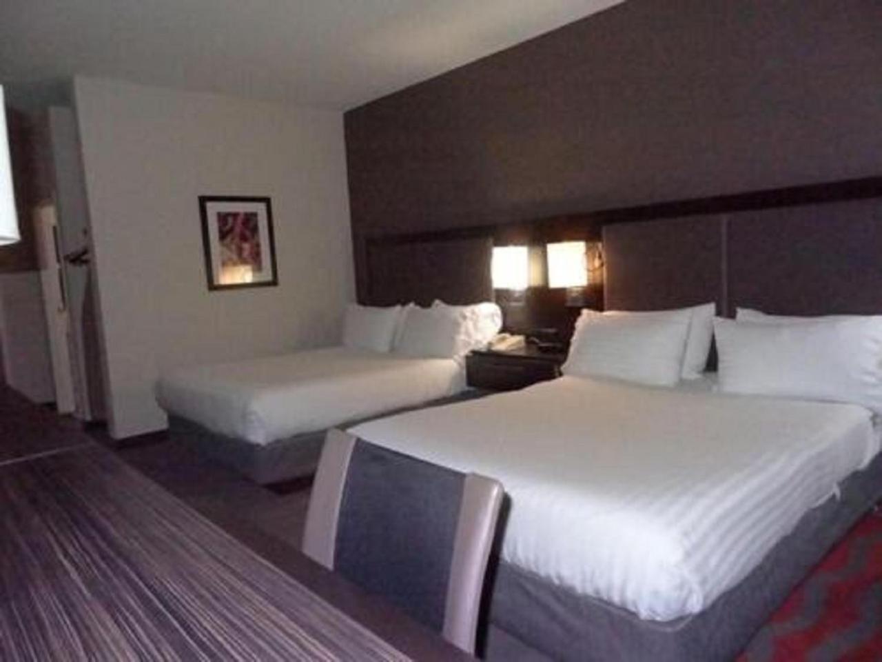 Standard Room with Two Queen Beds - Photo 1
