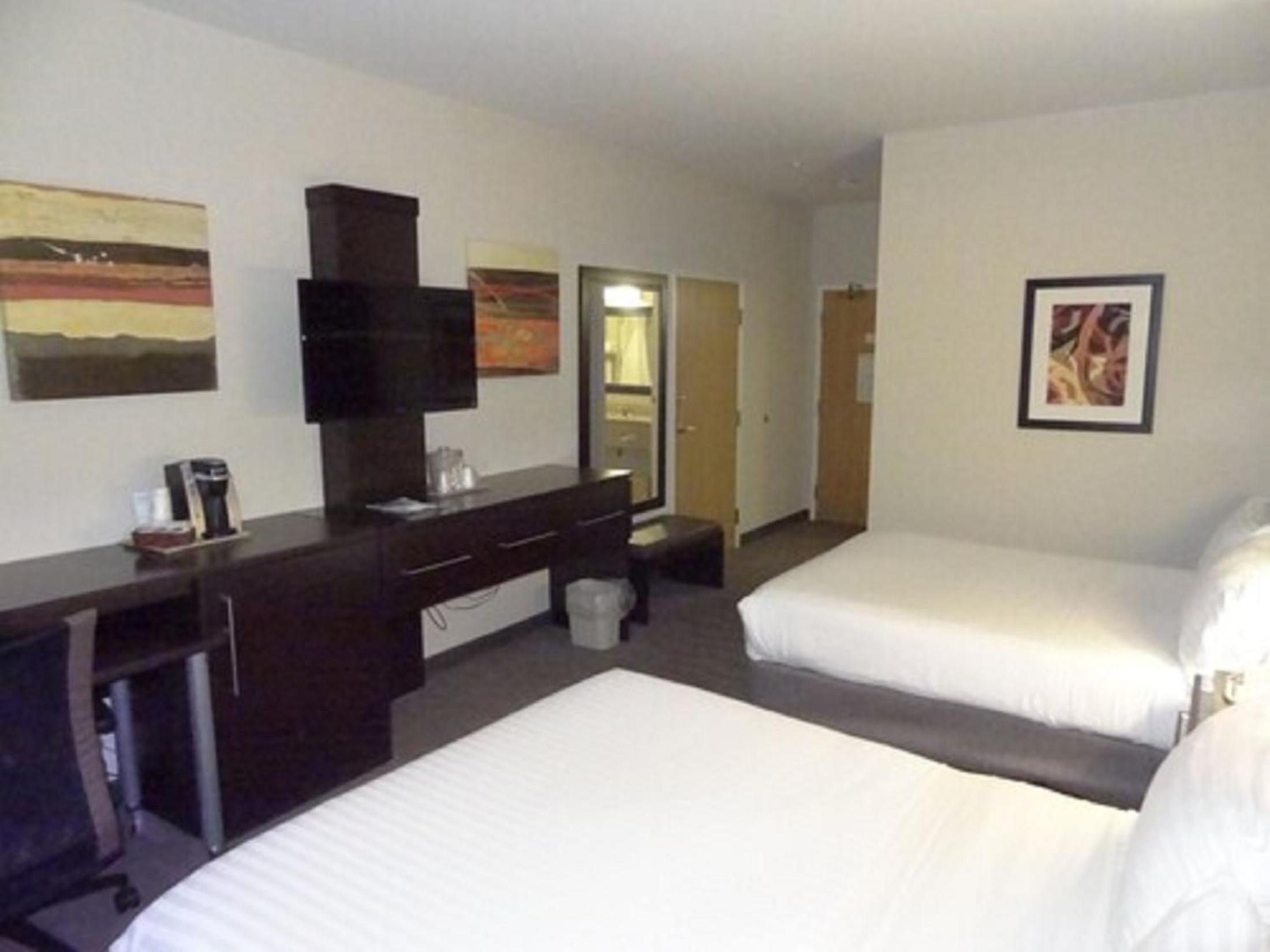 Standard Room with Two Queen Beds - Photo 2