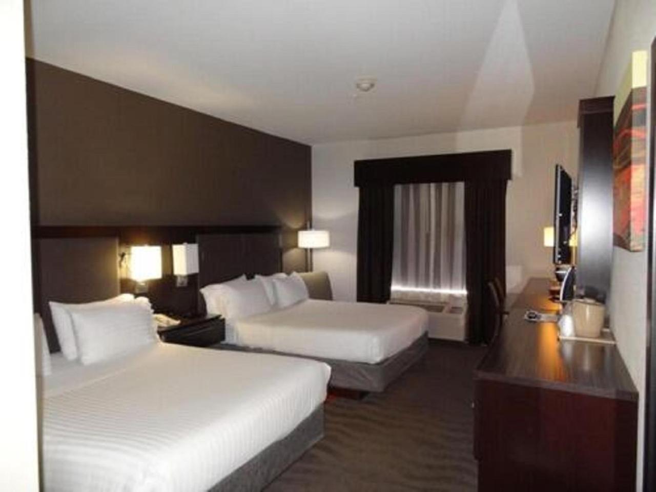 Standard Room with Two Queen Beds - Photo 4
