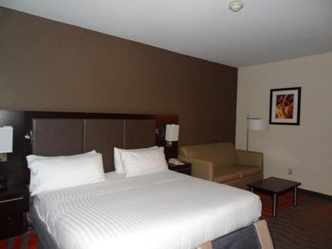 Standard King Room with Sofa Bed - Photo 2