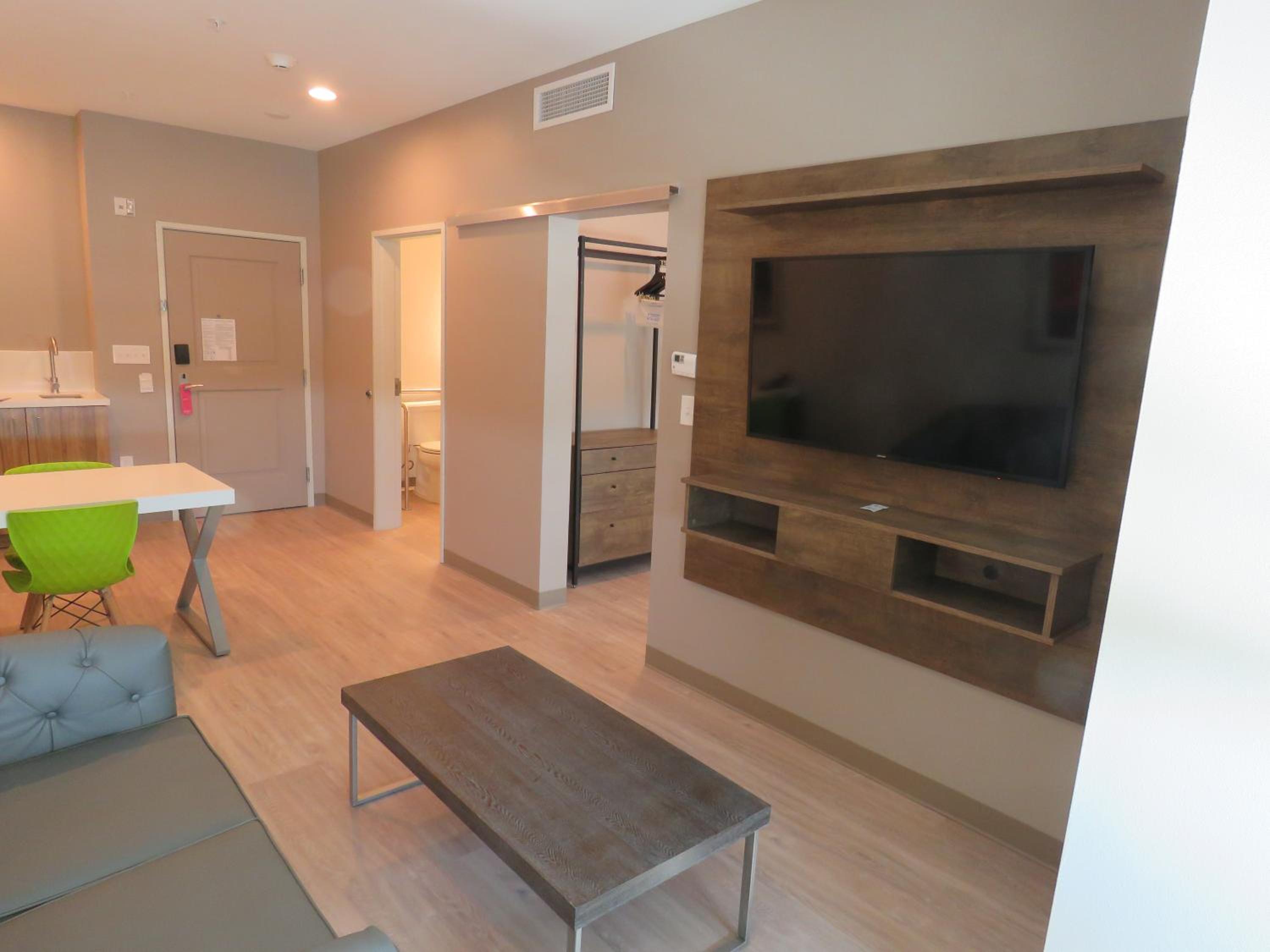 1 King Bed, Mobility Accessible Room, 1BR Suite, Roll in shower, Non-Smoking - Photo 3