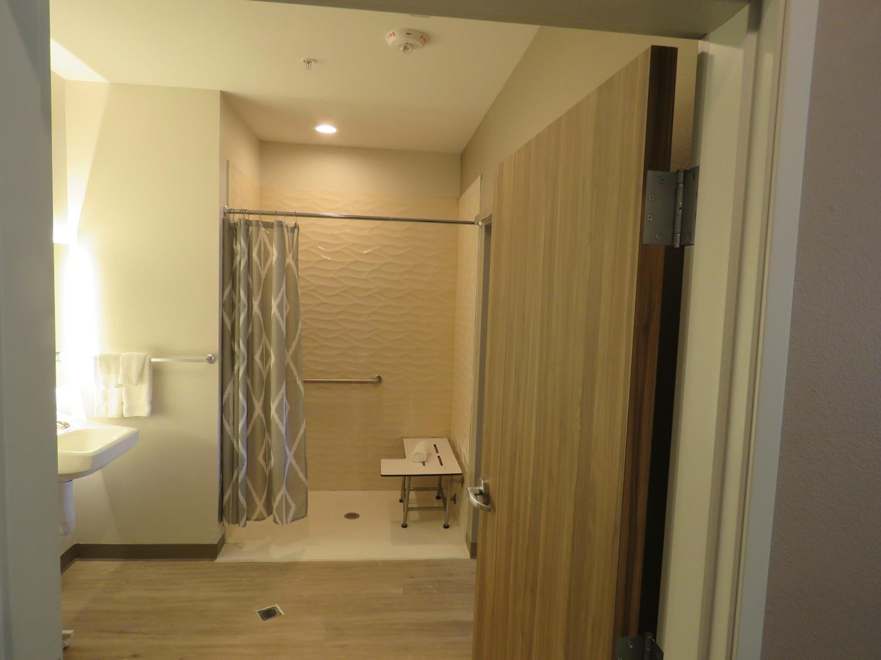 1 King Bed, Mobility Accessible Room, 1BR Suite, Roll in shower, Non-Smoking - Photo 2