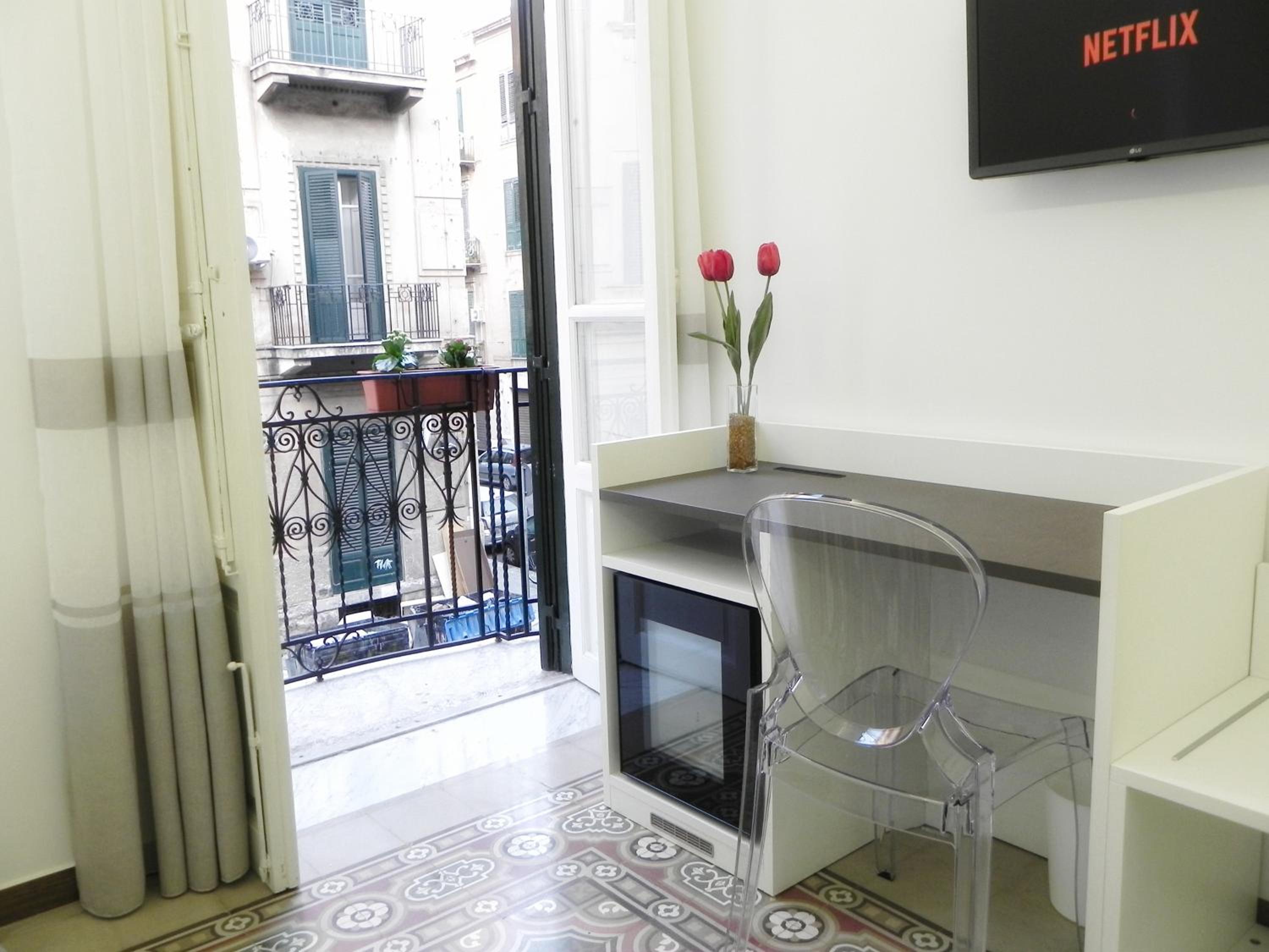 Deluxe Double Room with Balcony - Photo 9