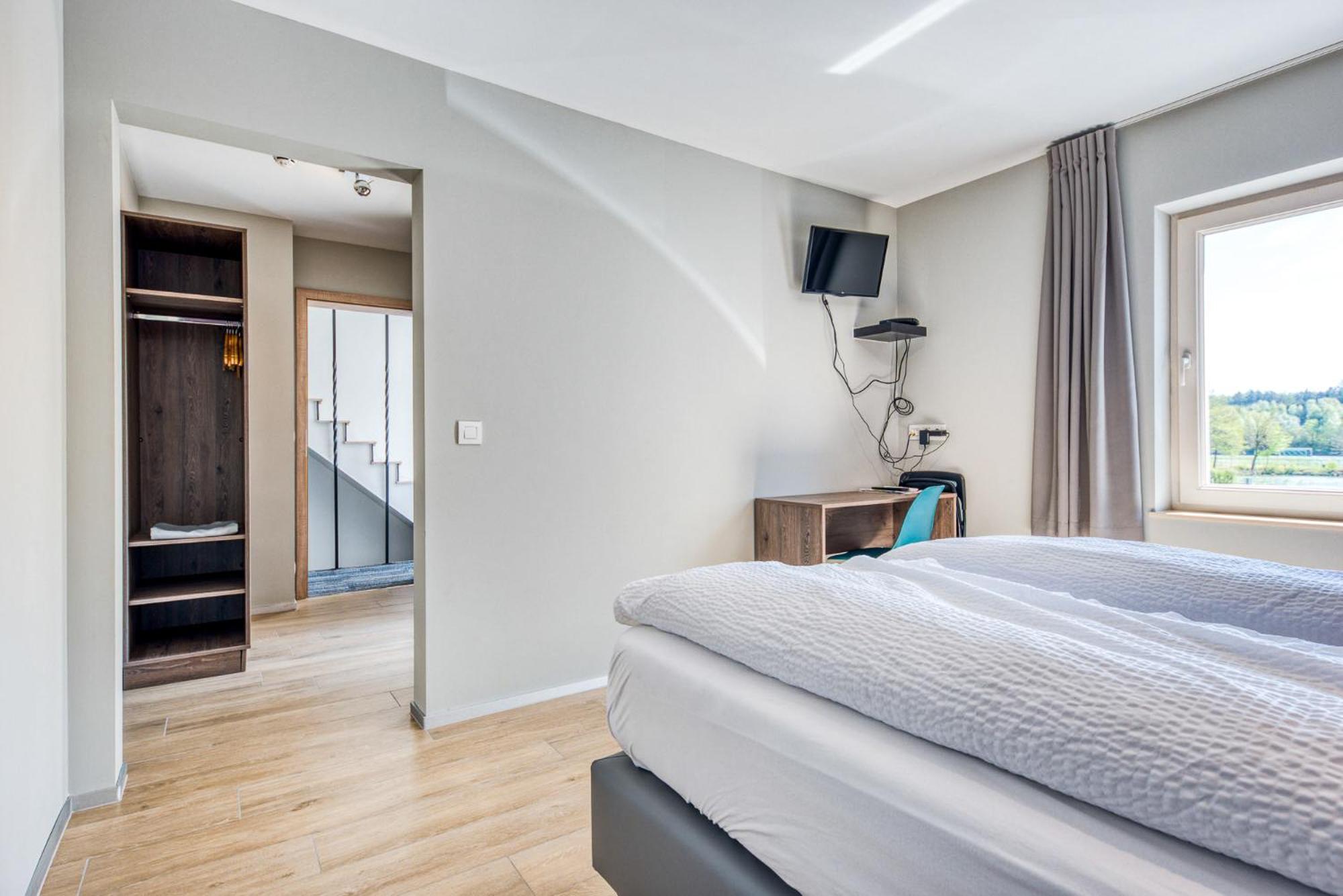 Double or Twin Room with Lake View photo 2