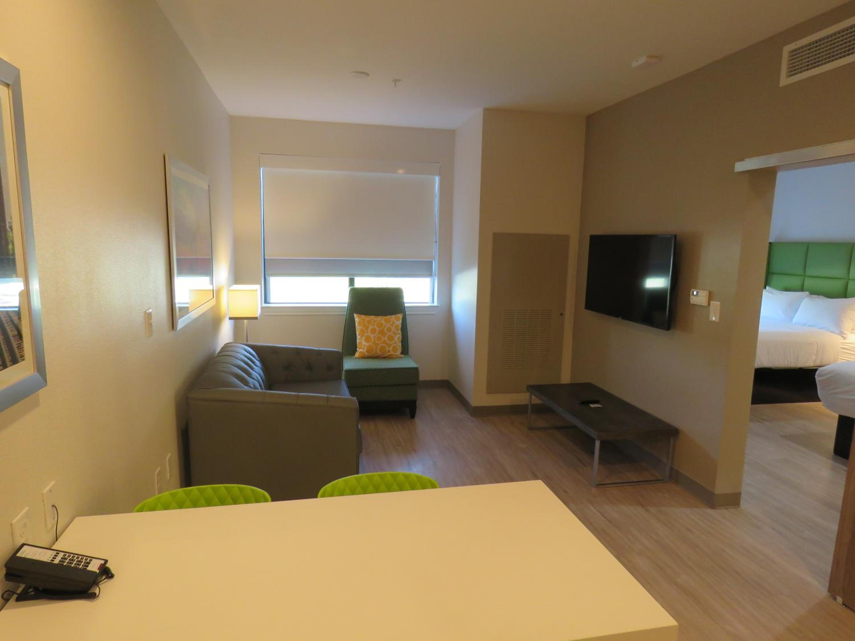 2 Queen Bed, Mobility Accessible Room, 1BR Suite, roll in shower, Non-Smoking - Photo 5