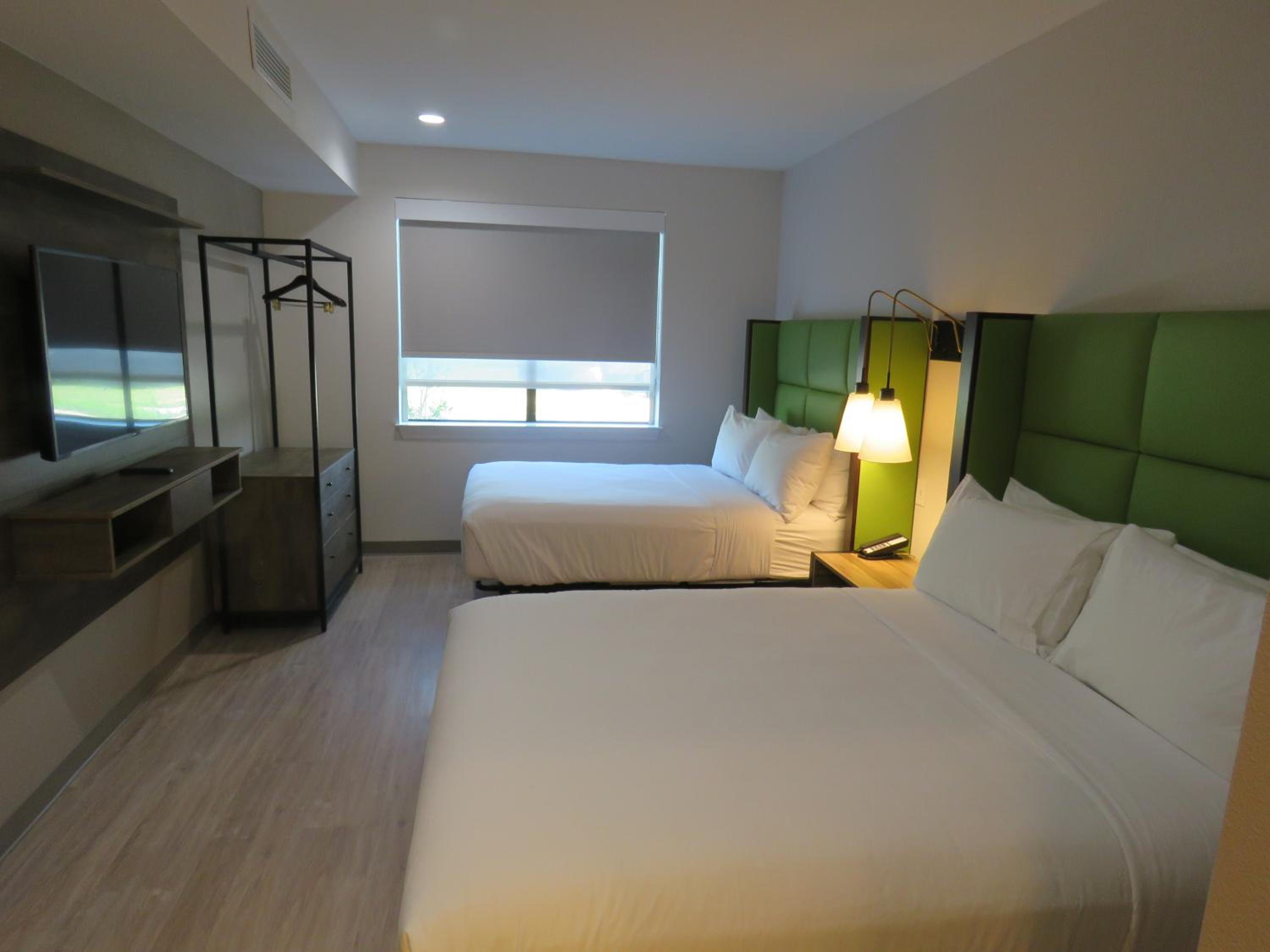 2 Queen Bed, Mobility Accessible Room, 1BR Suite, roll in shower, Non-Smoking - Photo 2
