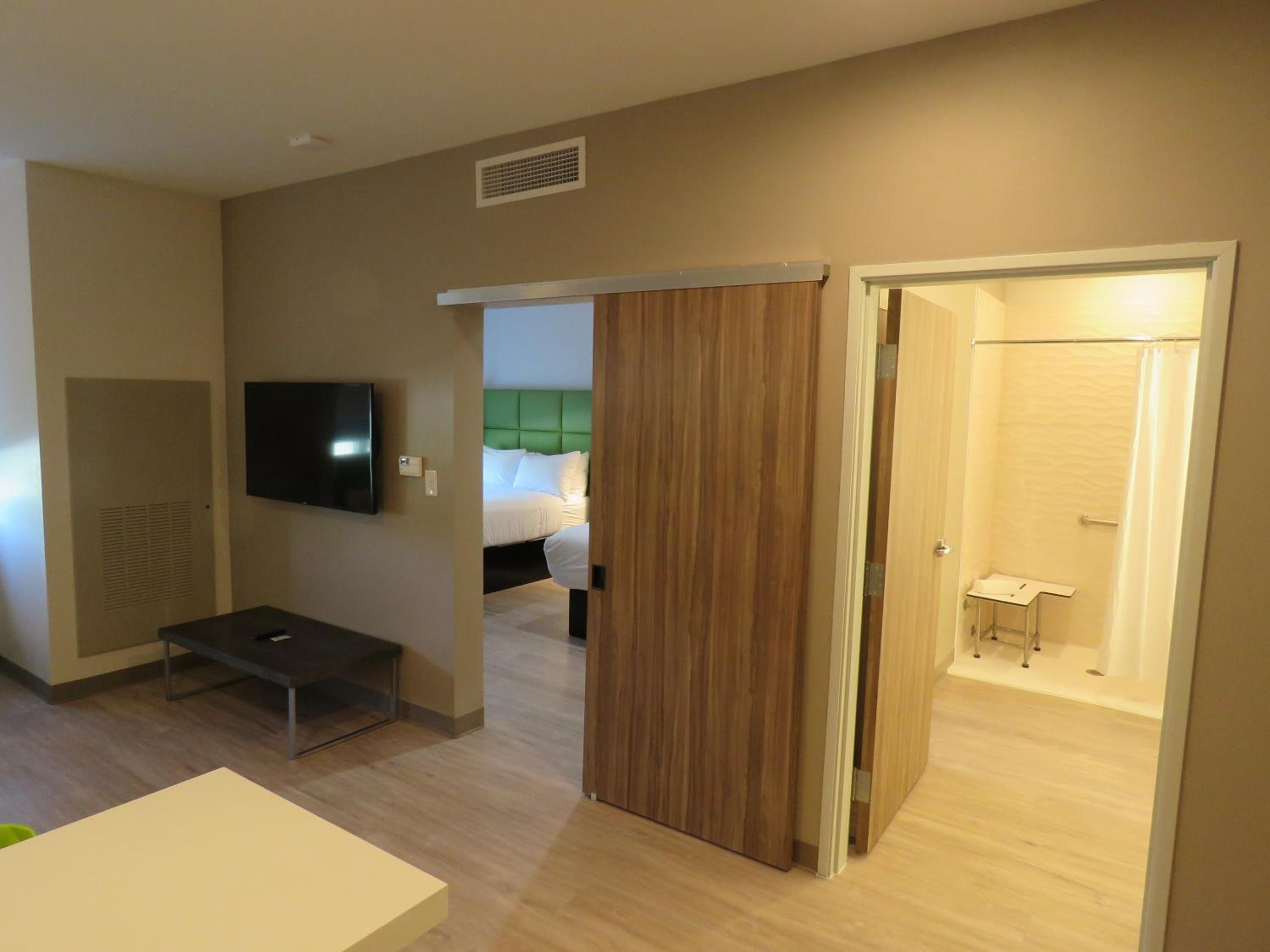 2 Queen Bed, Mobility Accessible Room, 1BR Suite, roll in shower, Non-Smoking - Photo 4