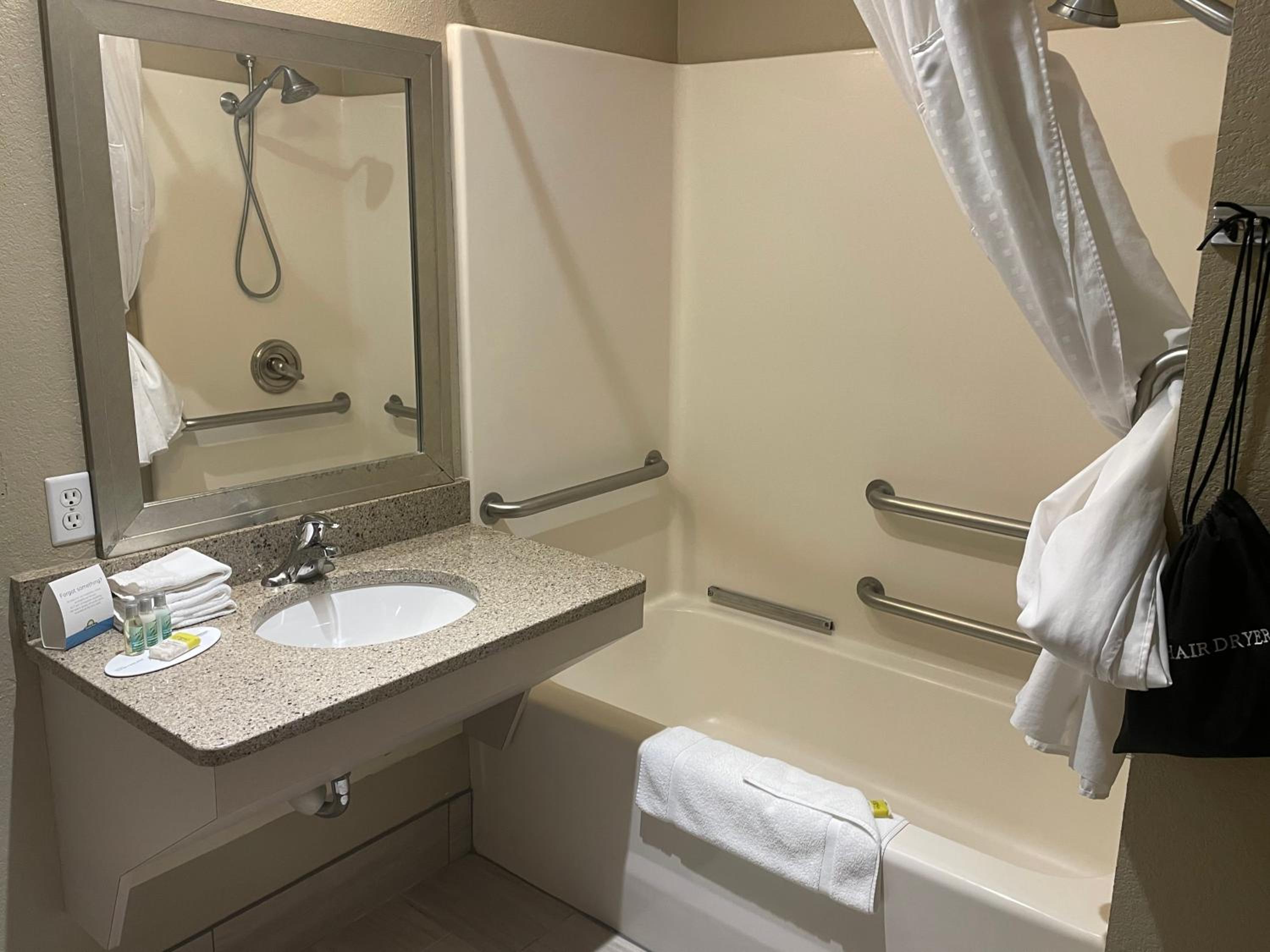 Queen Suite With Mobility/Hearing Impaired Access - Non-Smoking photo 1