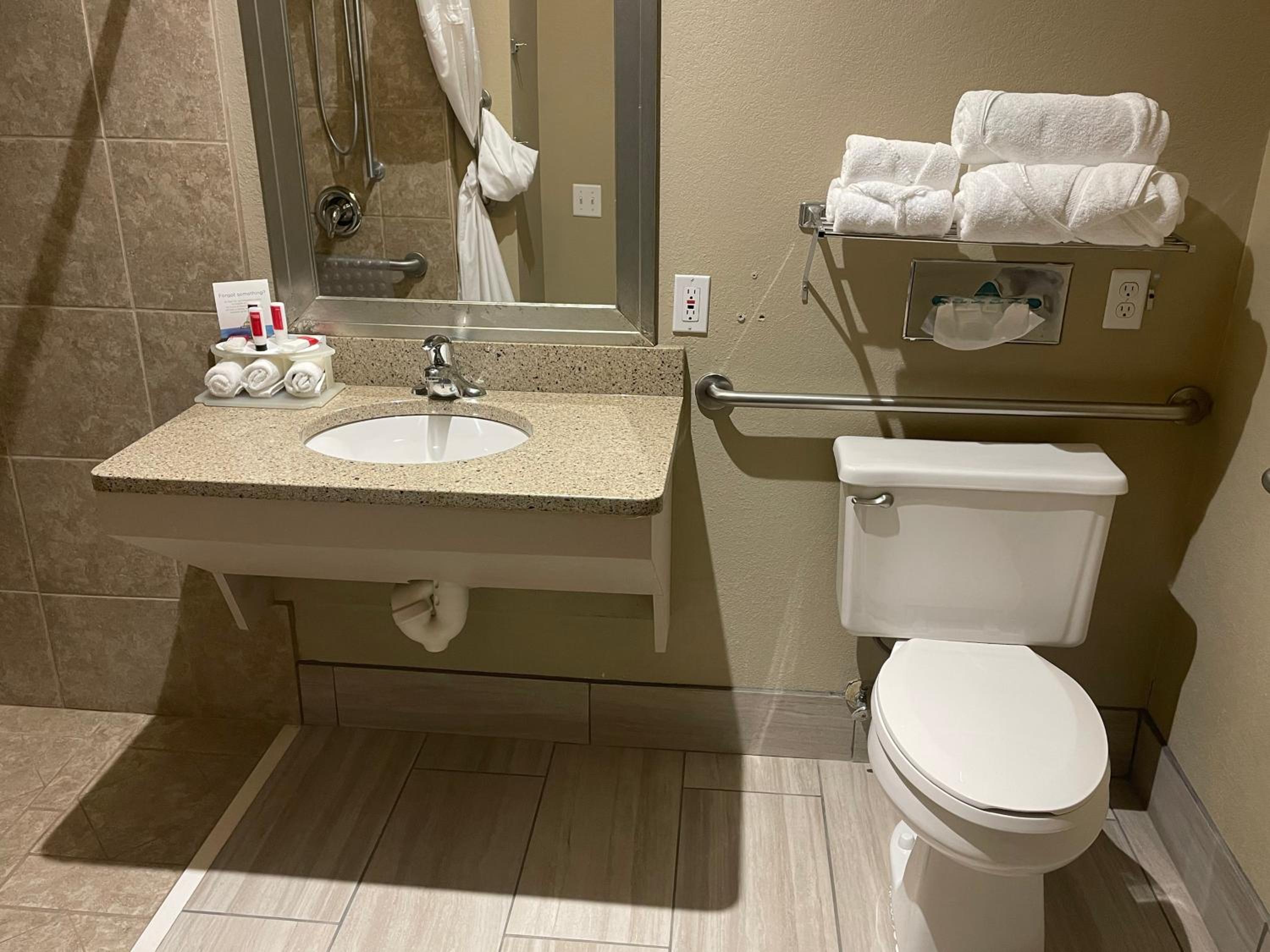 King Suite With Mobility/Hearing Impaired Access - Non-Smoking photo 2