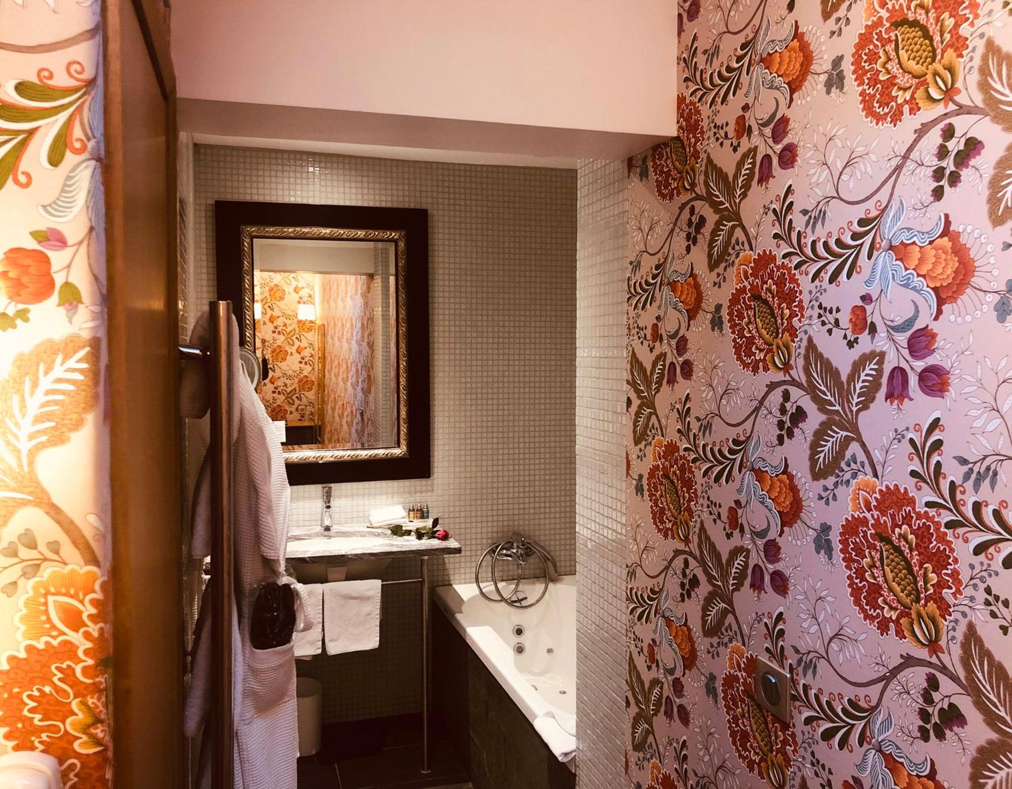 Double Room with Shower and Bath thumbnail 6
