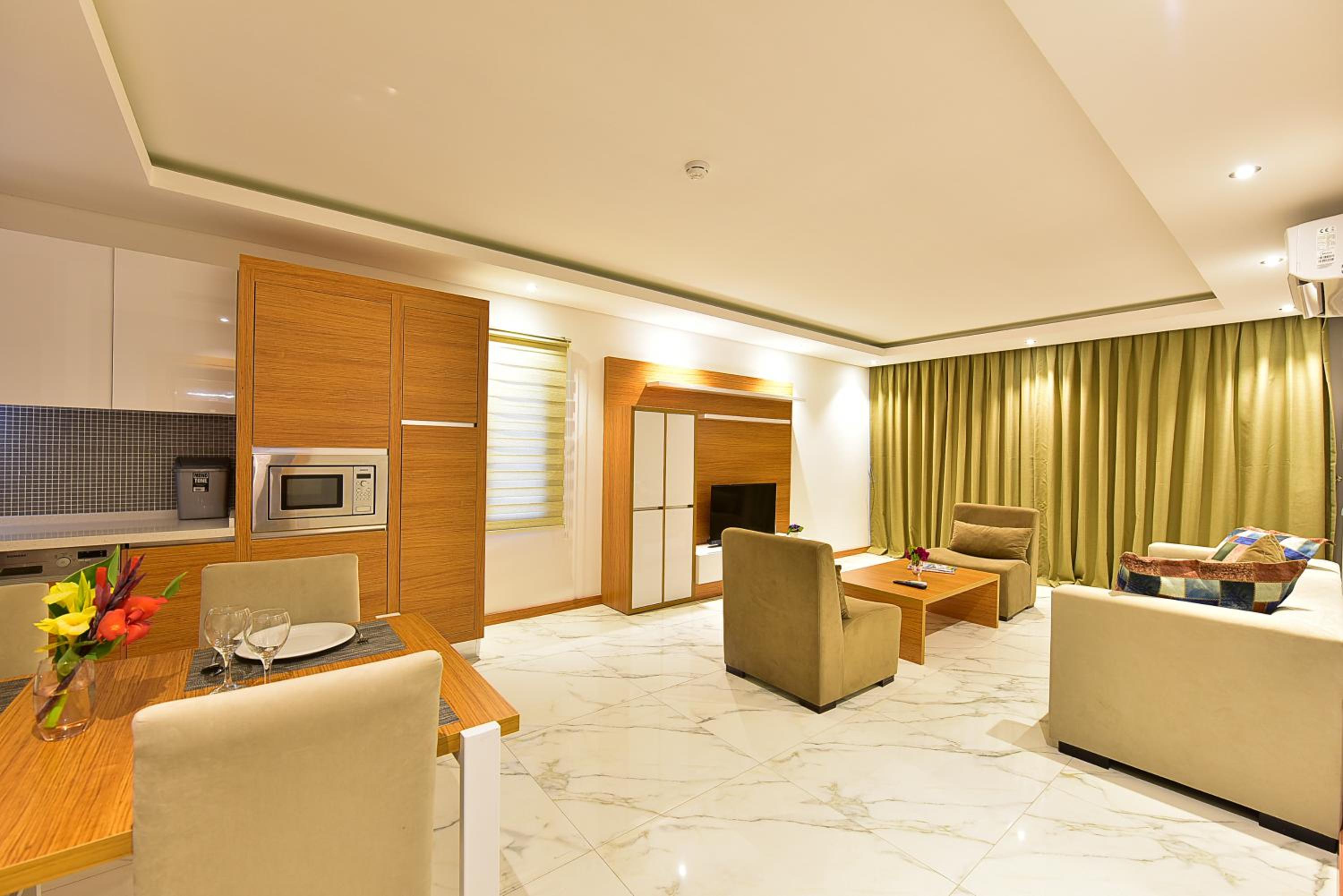 One-Bedroom Apartment with Garden or Pool View - Photo 4