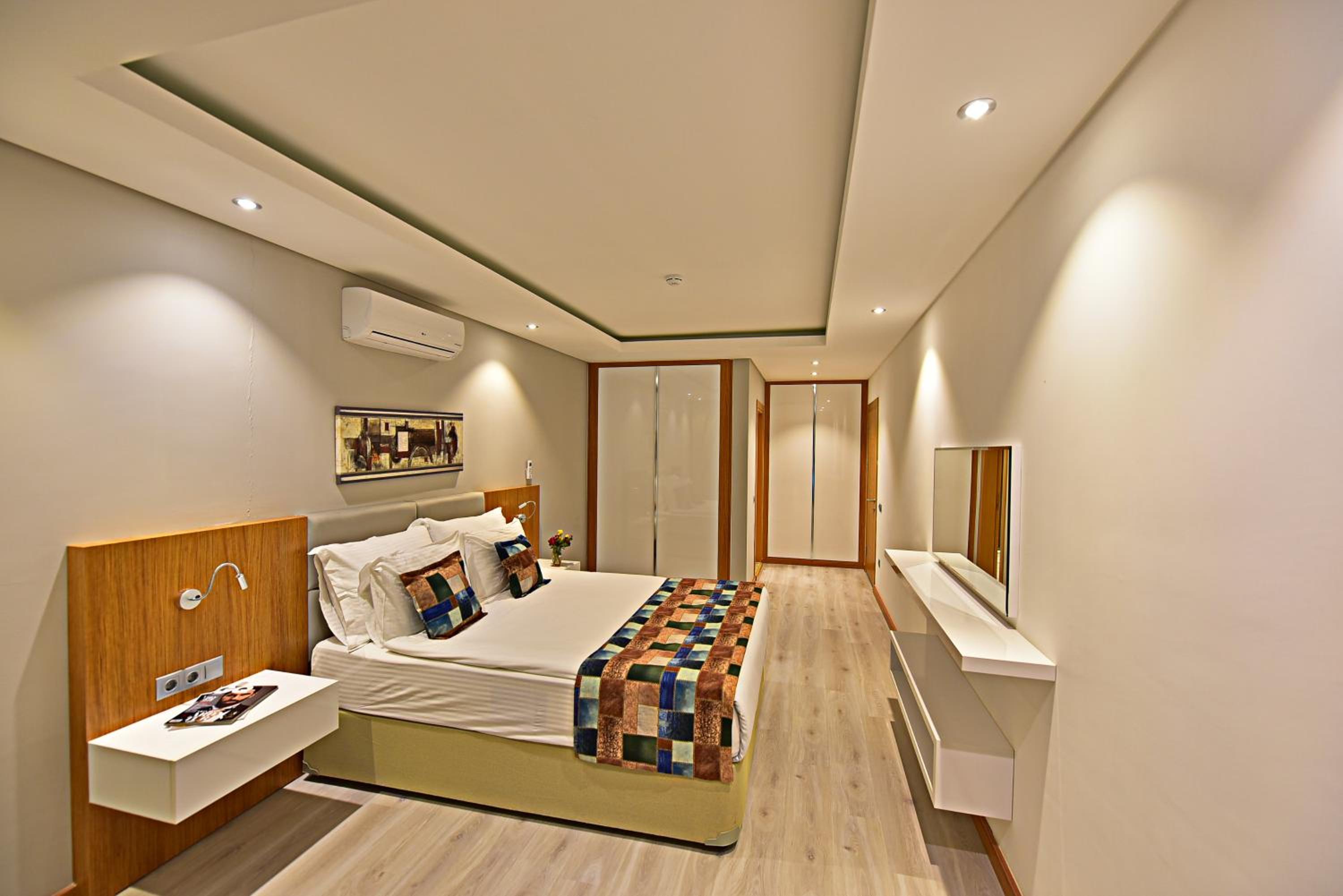 One-Bedroom Apartment with Garden or Pool View - Photo 3