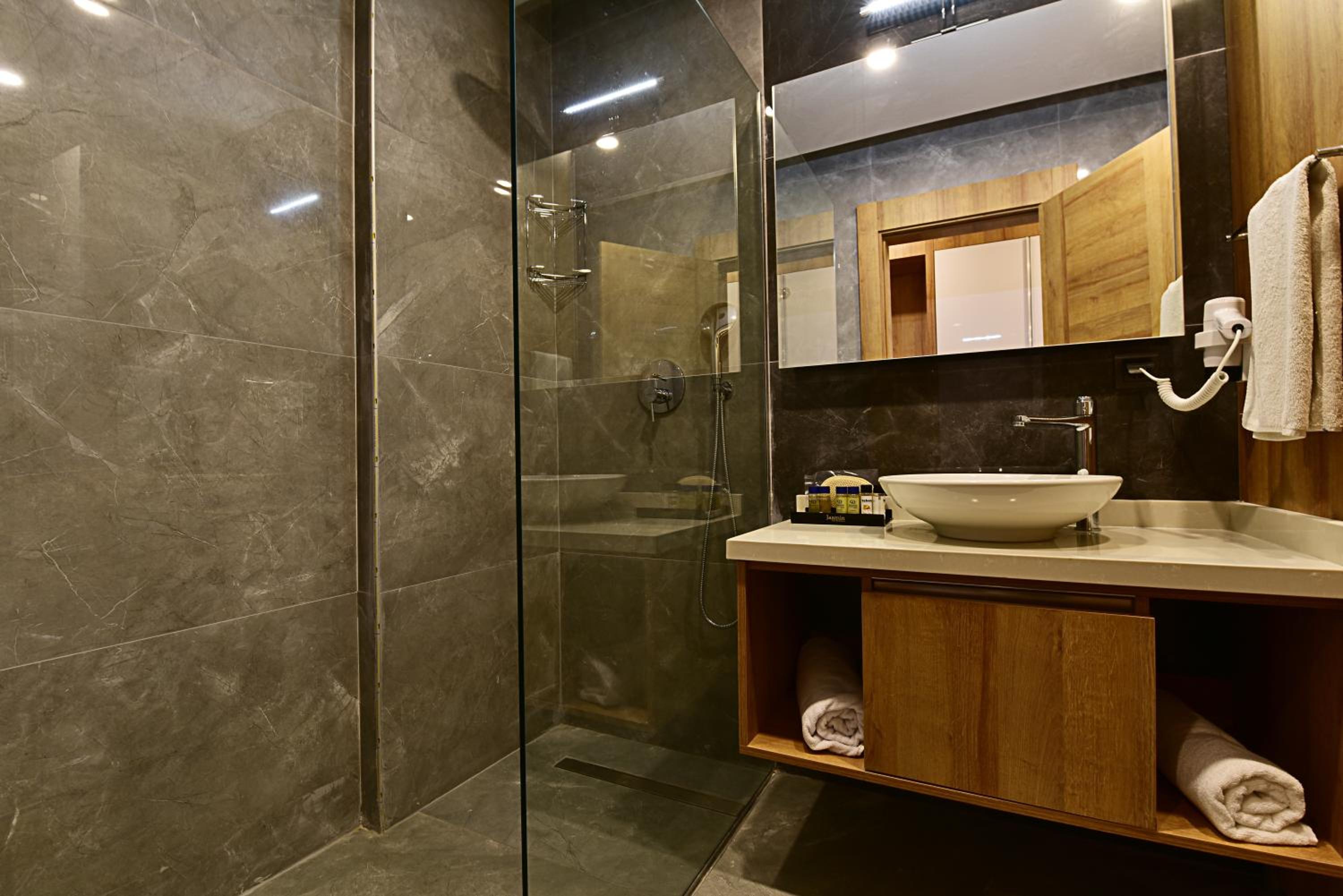Two-Bedroom Apartment with Garden or Pool View - Photo 13
