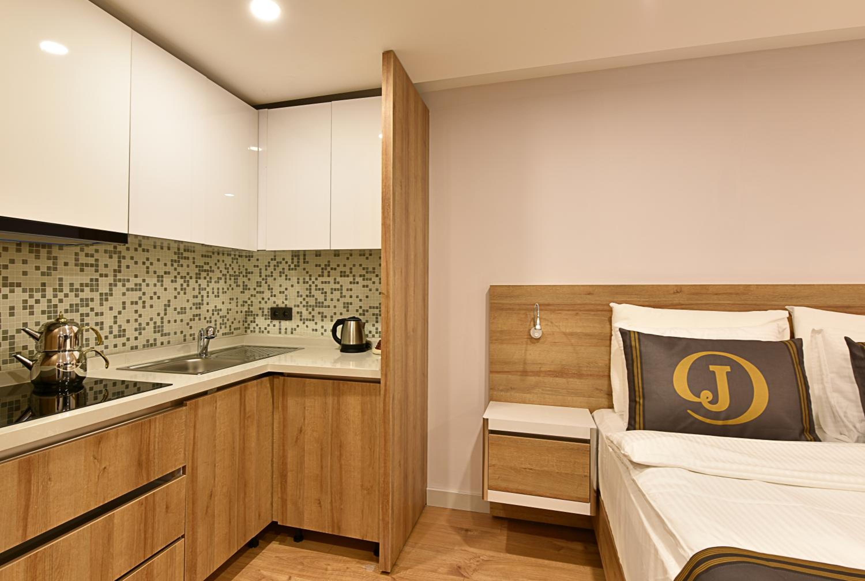 Studio with Pool or Garden View - Photo 10
