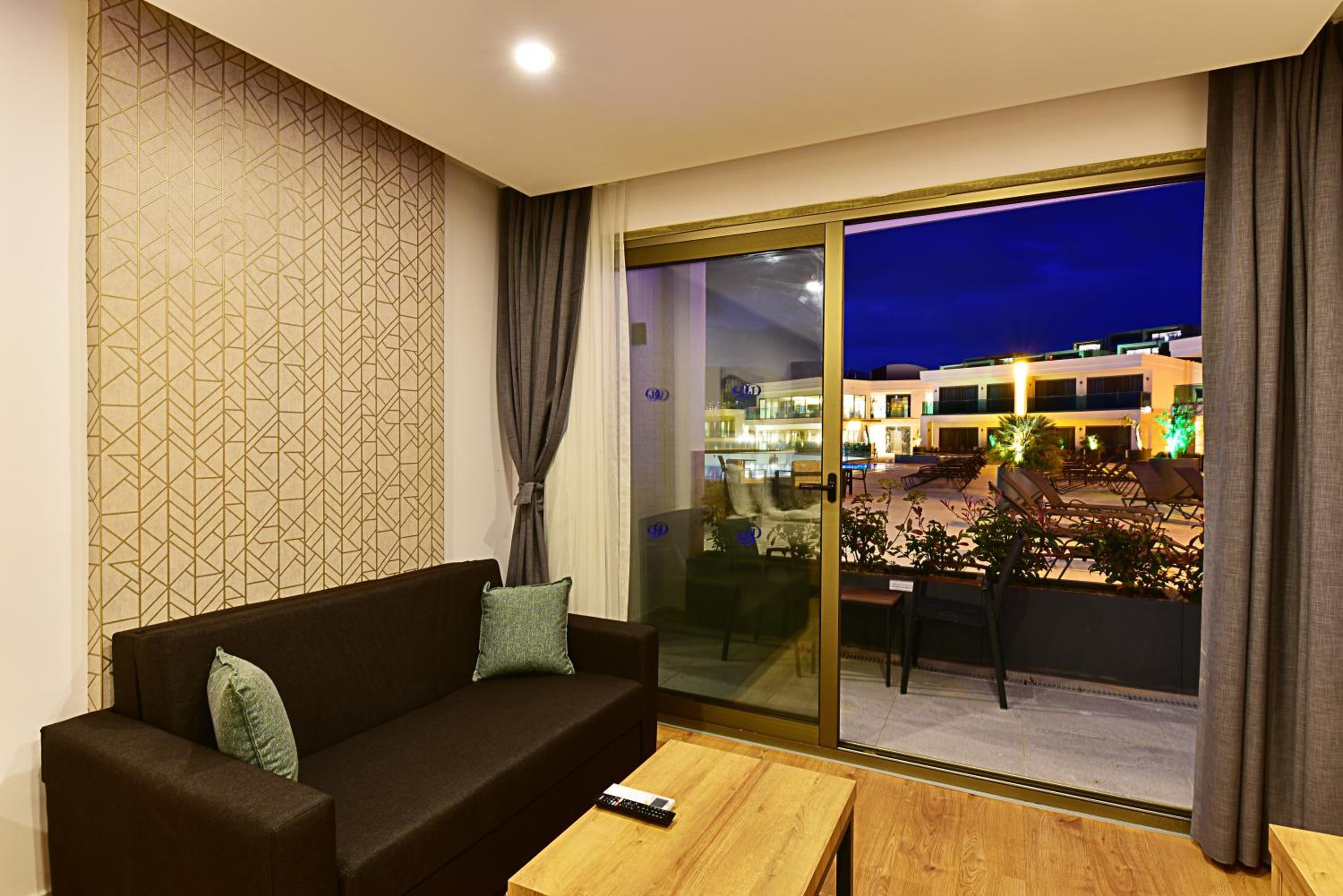 Studio with Pool or Garden View - Photo 4