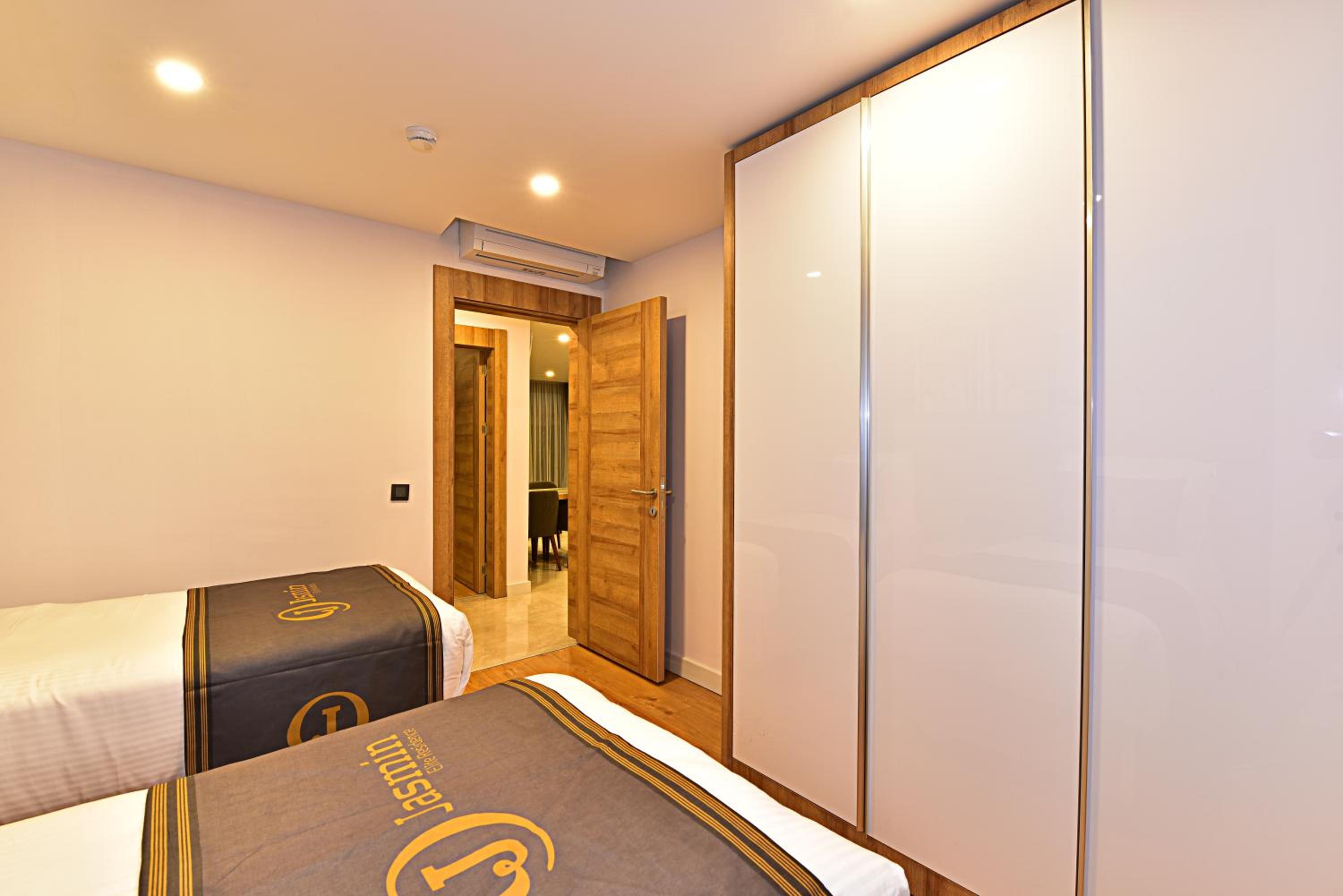 Two Bedroom Apartment with Seaview - Photo 14