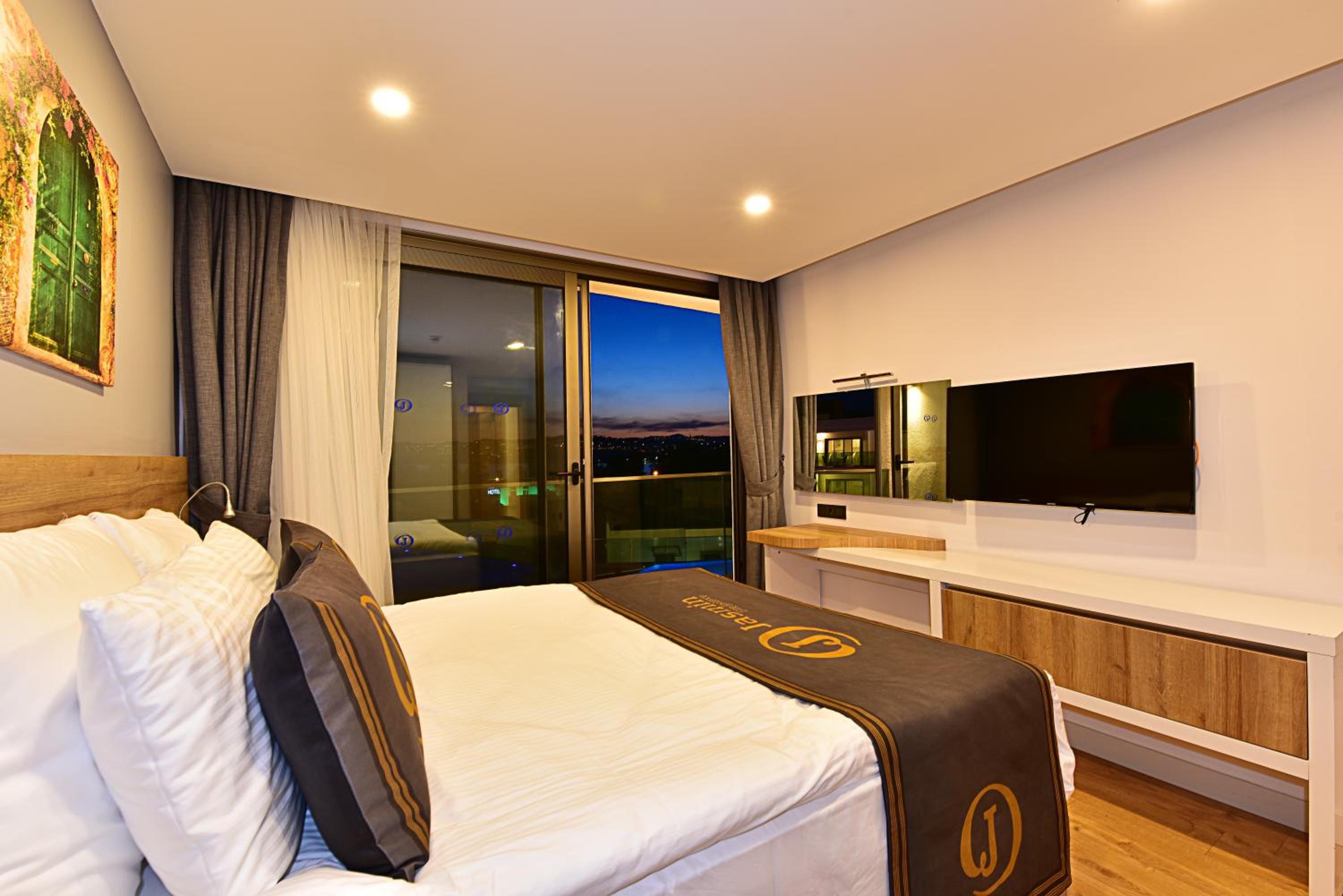 Two Bedroom Apartment with Seaview - Photo 1