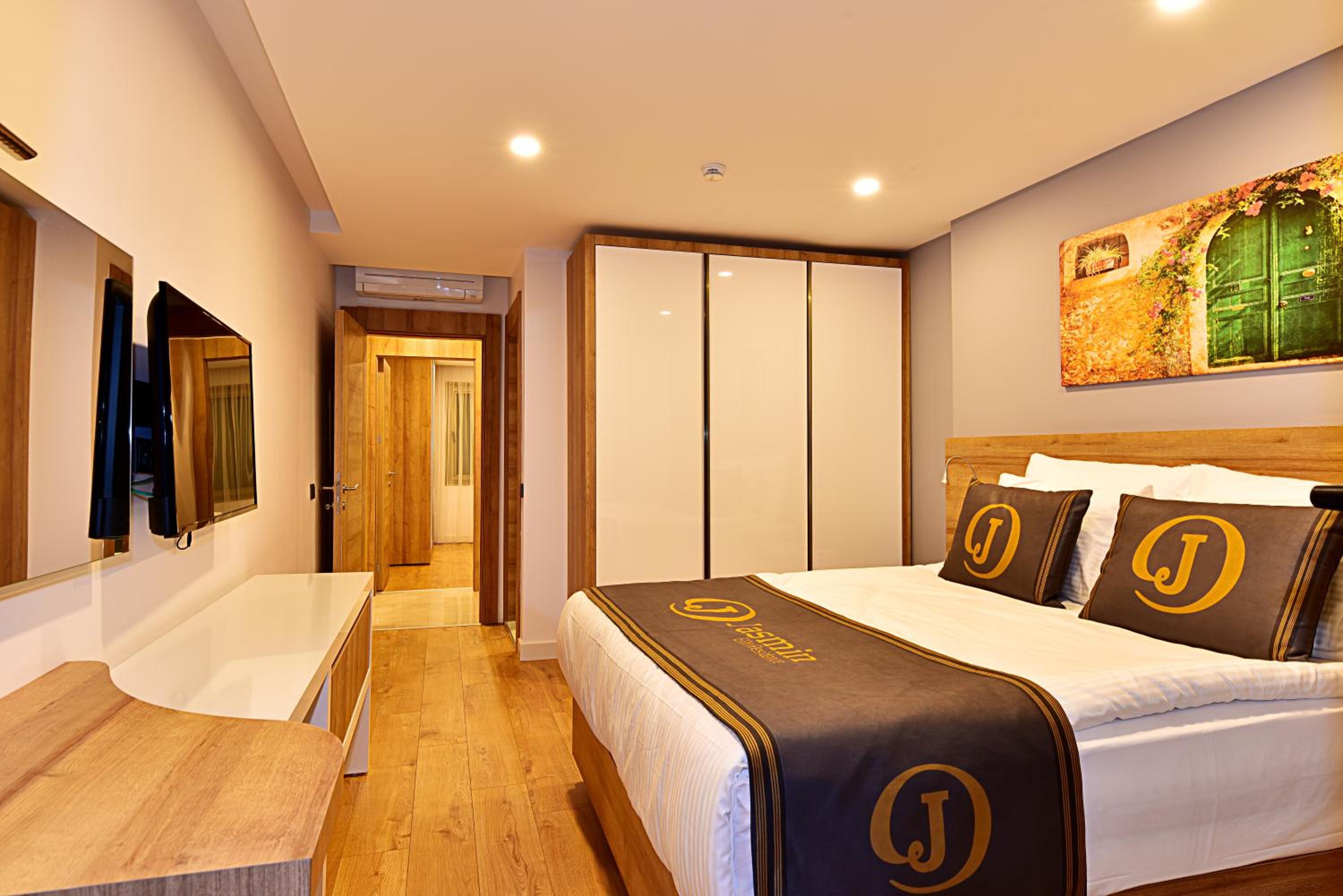 Two Bedroom Apartment with Seaview - Photo 13
