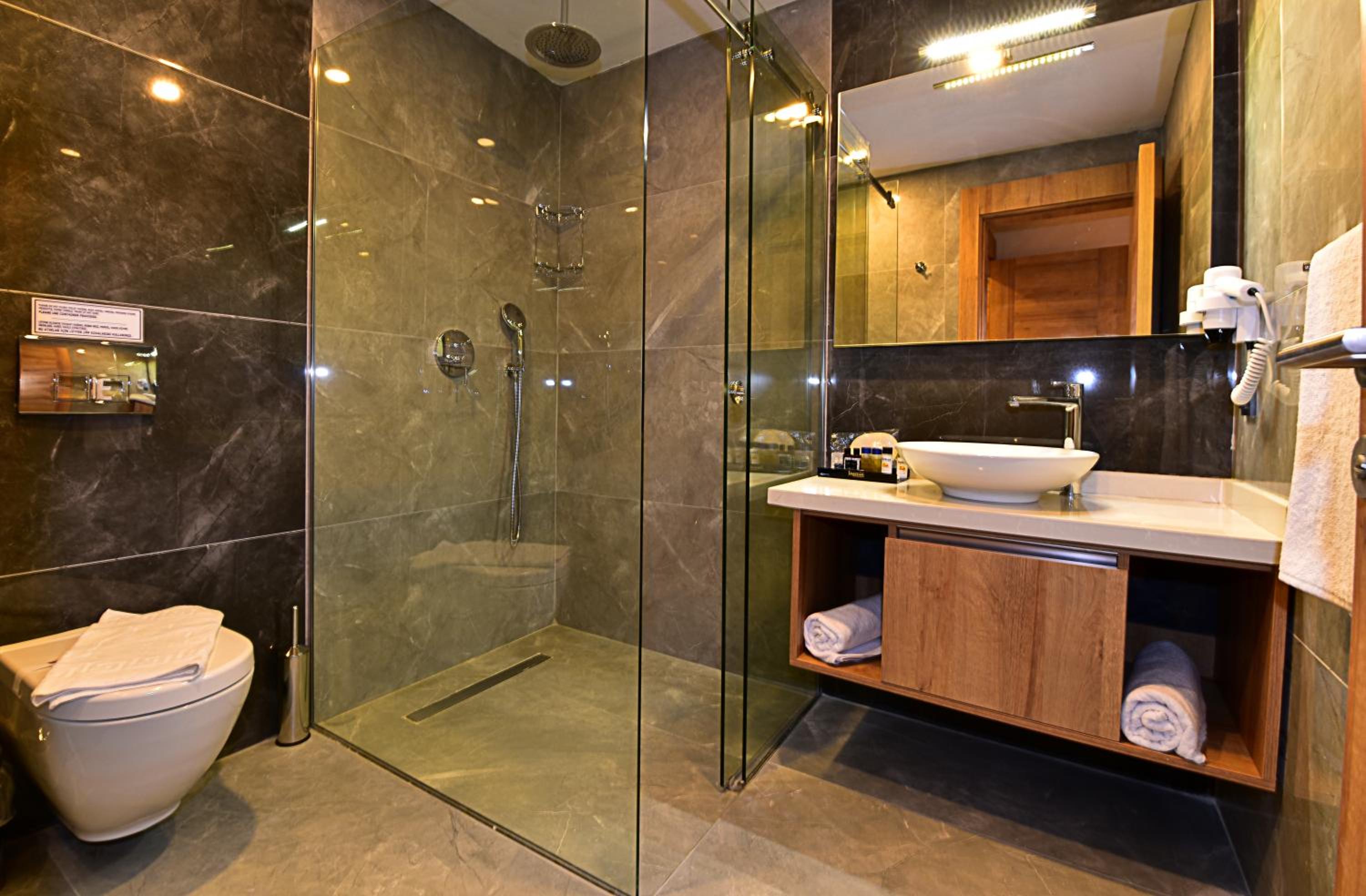 Two Bedroom Apartment with Seaview - Photo 10