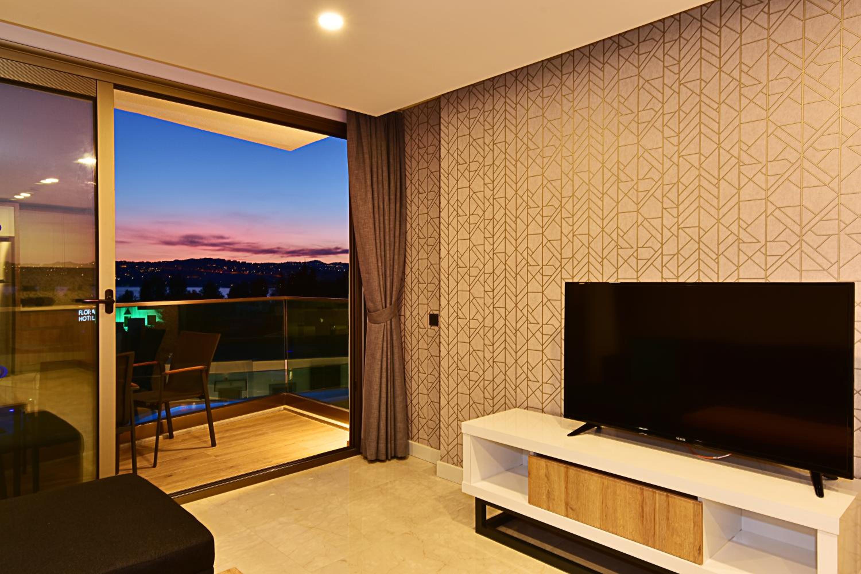 Two Bedroom Apartment with Seaview - Photo 8