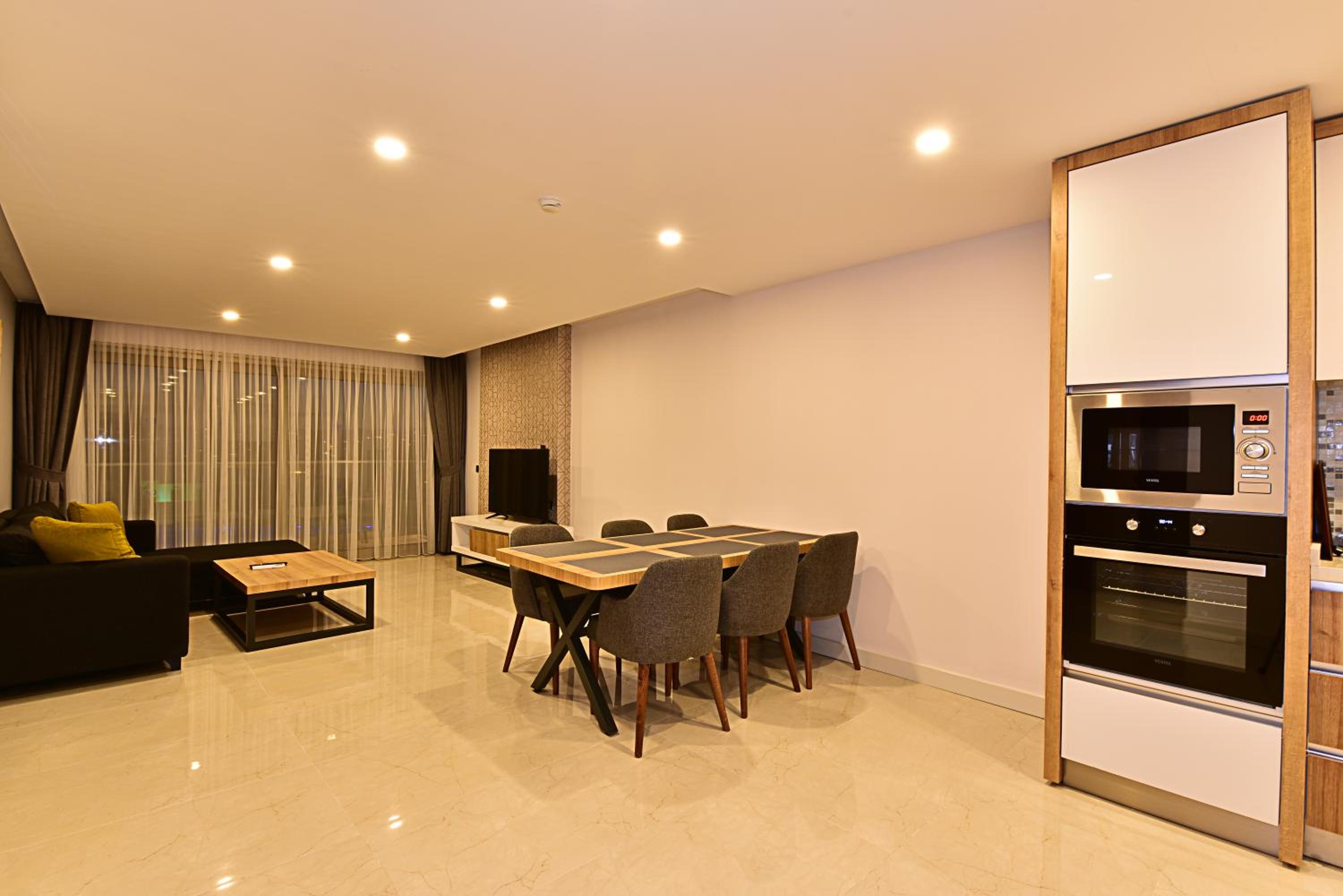 Three Bedroom Apartment with Pool View  - Photo 9