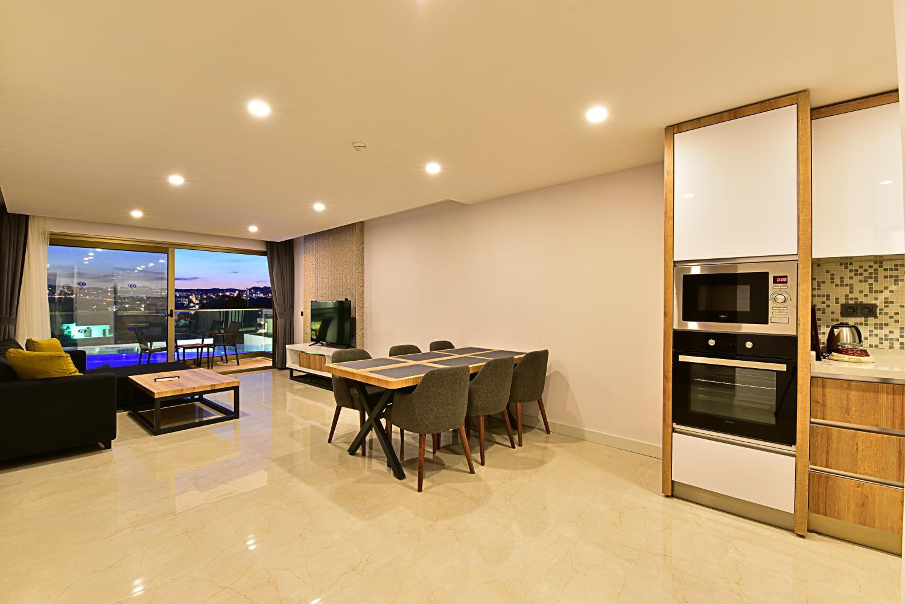 Three Bedroom Apartment with Pool View  - Photo 1
