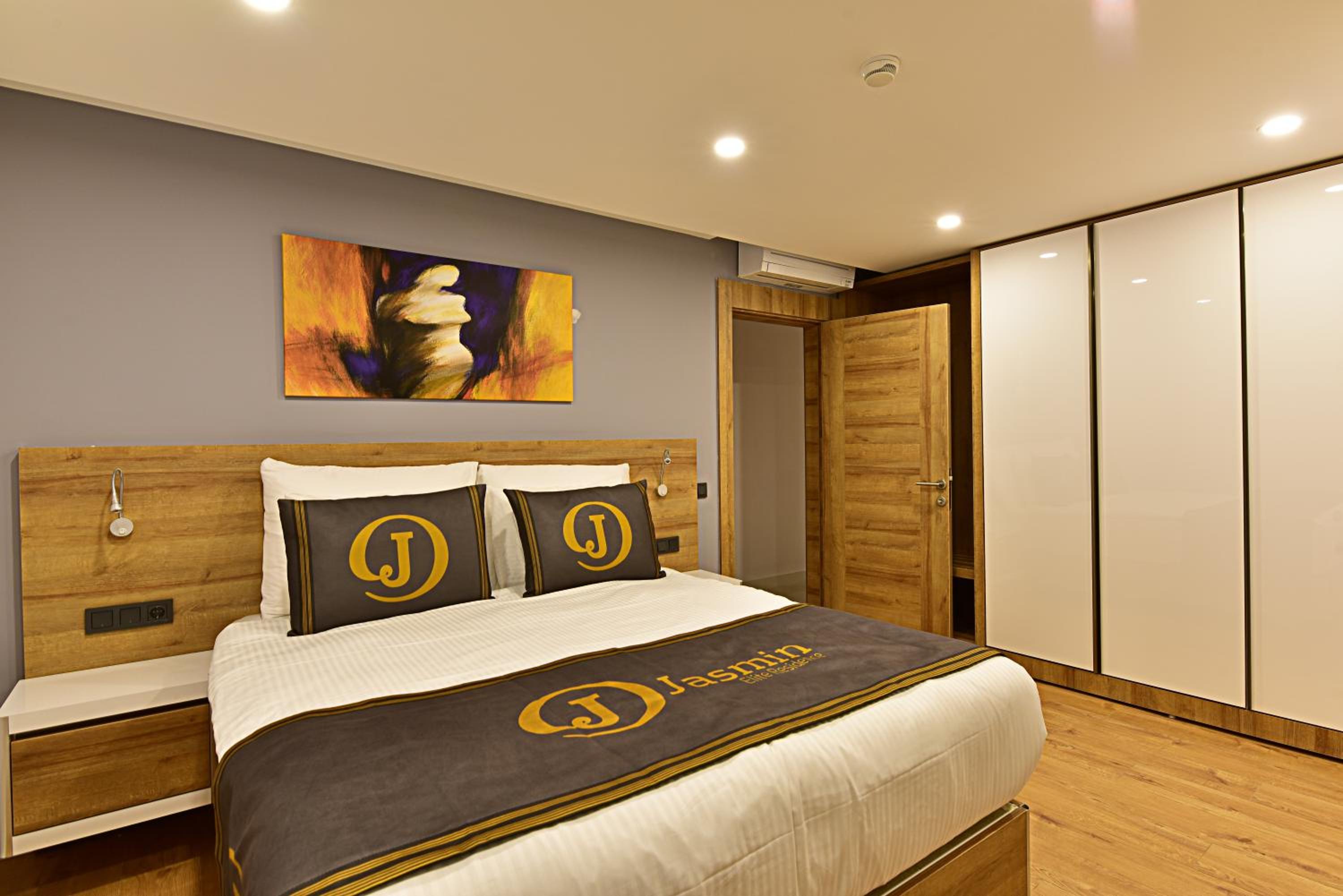 Three Bedroom Apartment with Pool View  - Photo 7