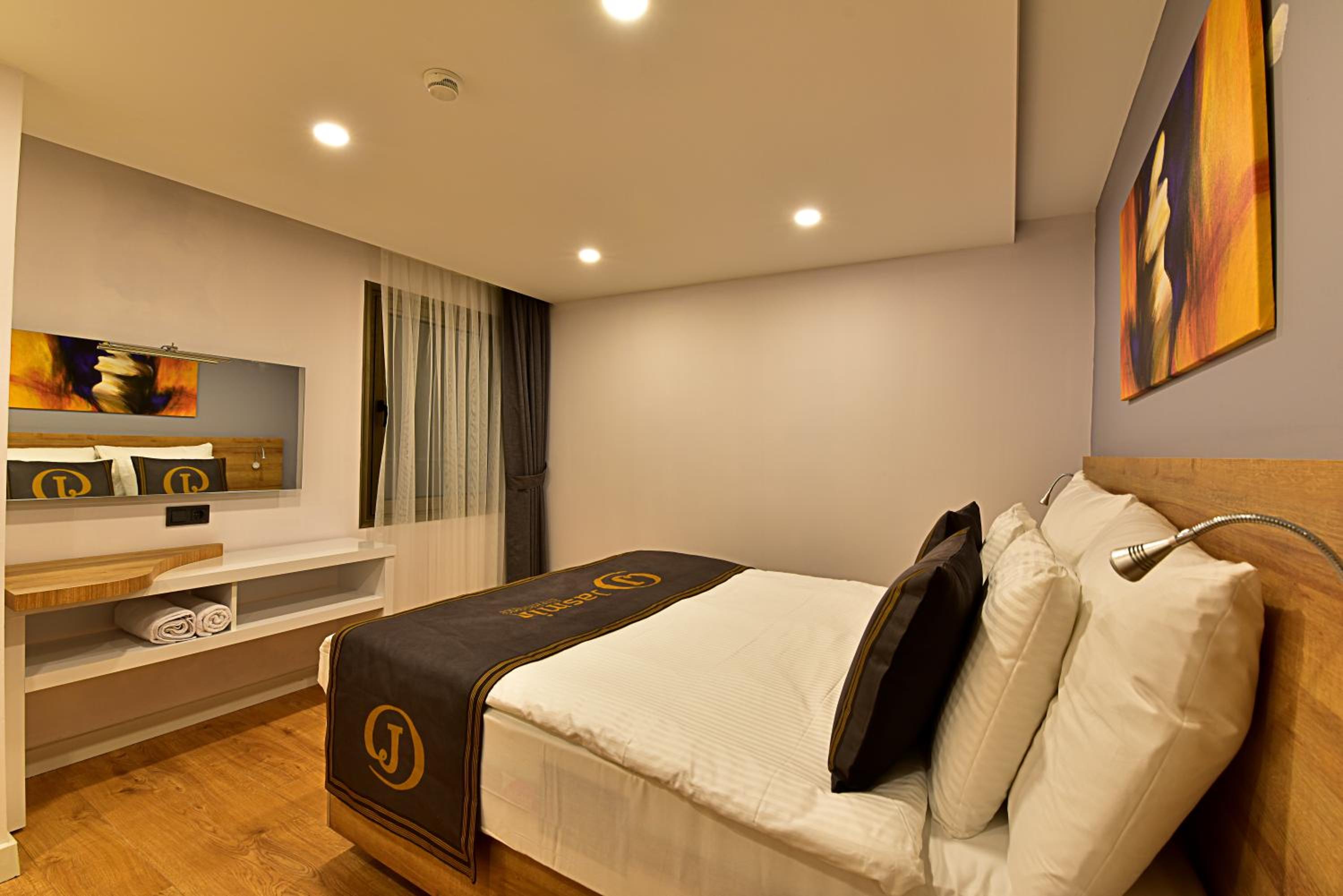 Three Bedroom Apartment with Pool View  - Photo 8