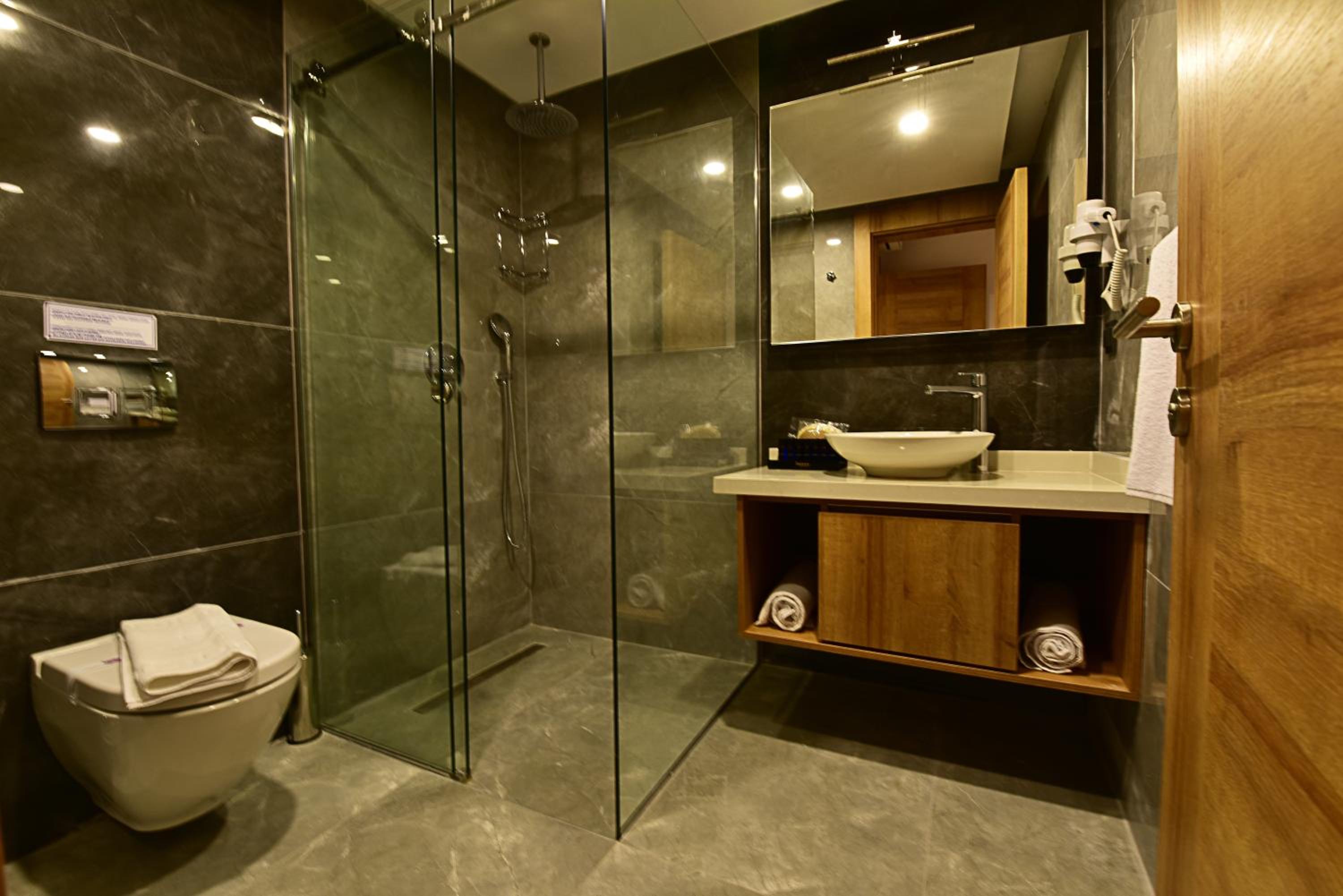 Three Bedroom Apartment with Pool View  - Photo 2