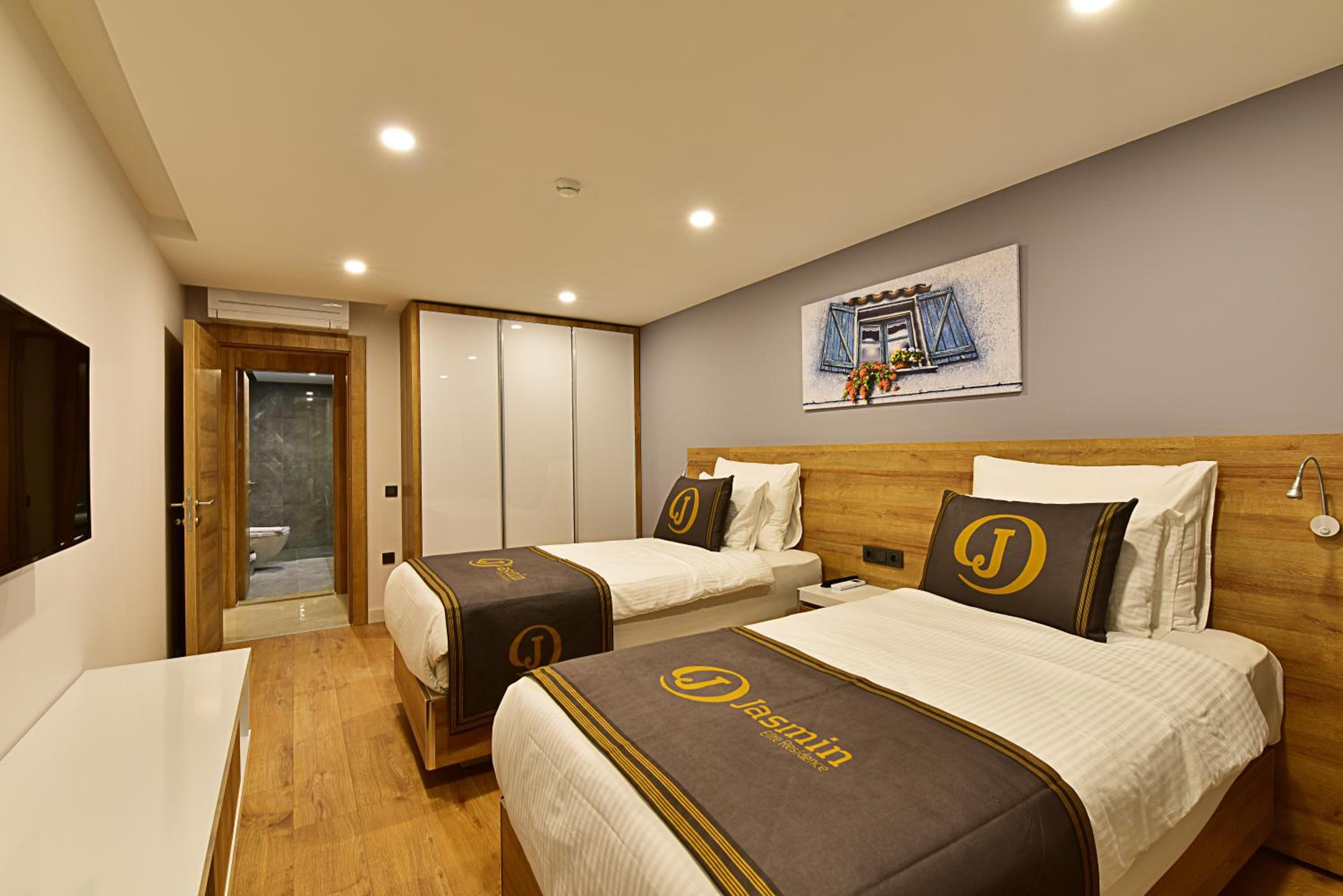 Three Bedroom Apartment with Pool View  - Photo 3