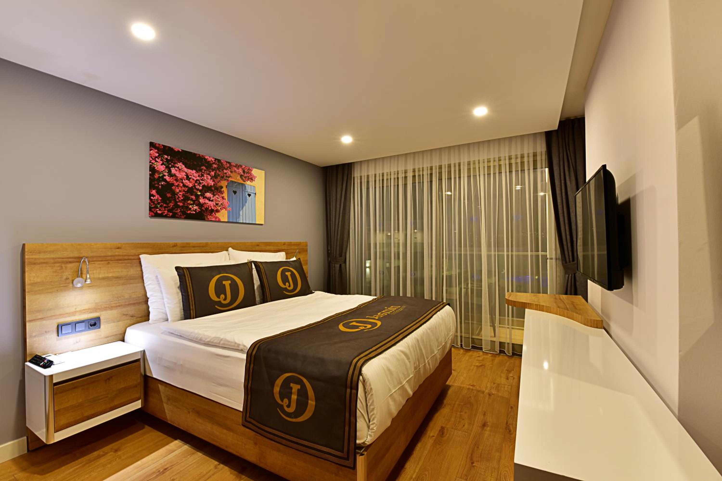 Three Bedroom Apartment with Pool View  - Photo 4