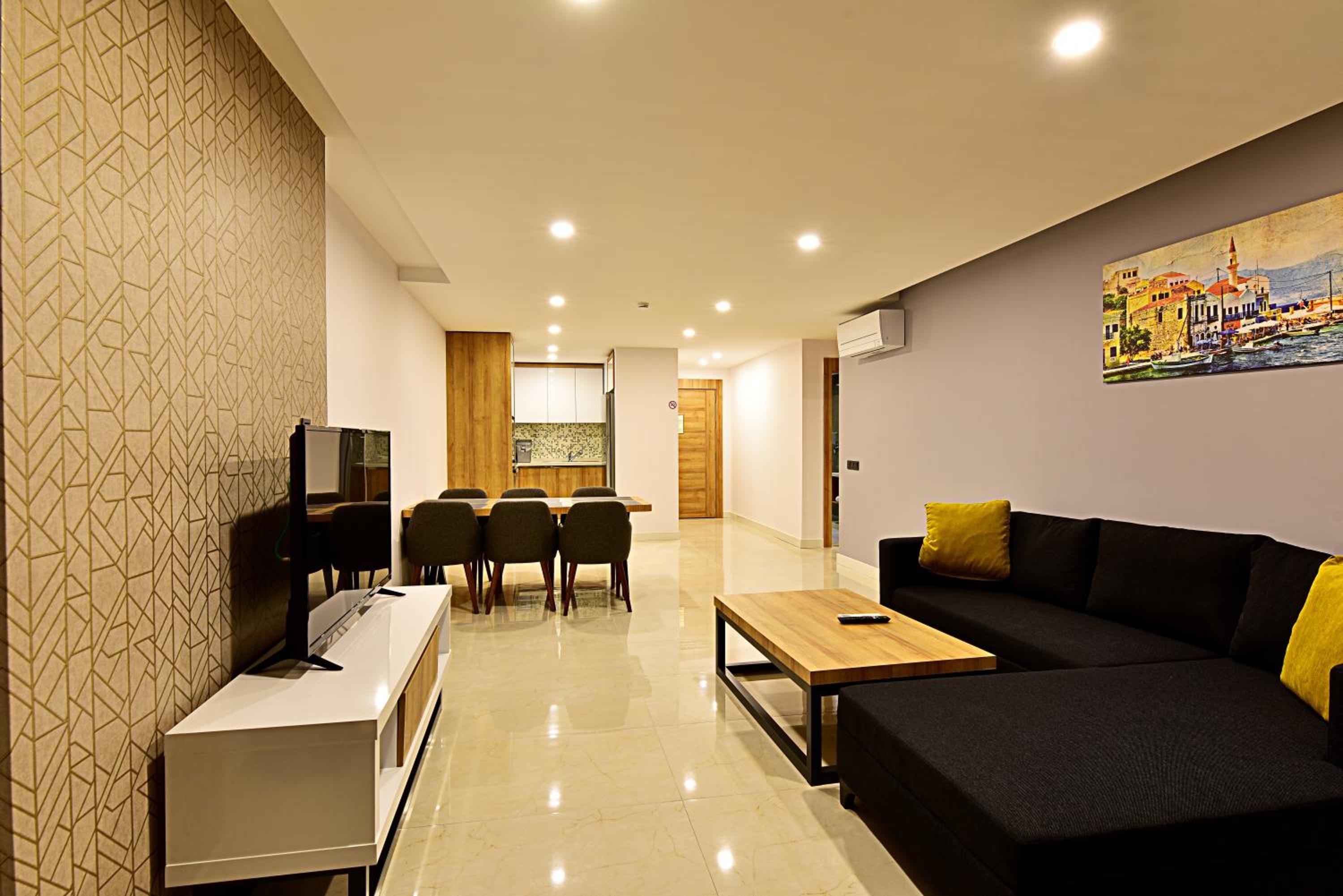 Three Bedroom Apartment with Pool View  - Photo 5
