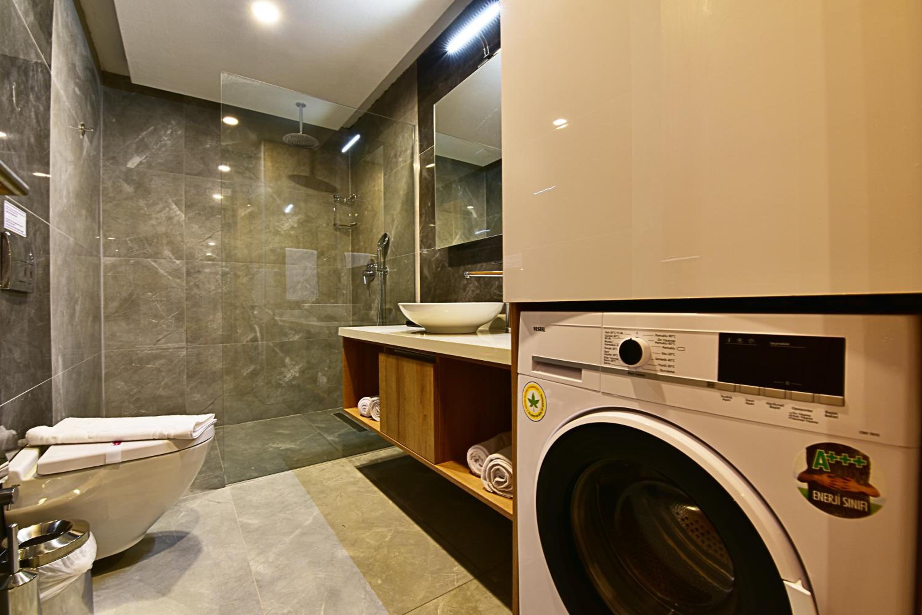 Three Bedroom Apartment with Pool View  - Photo 6