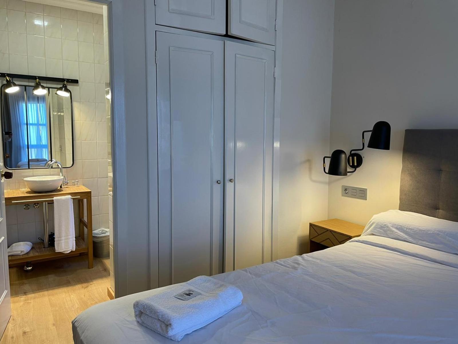 Twin Room with Private Bathroom photo 2