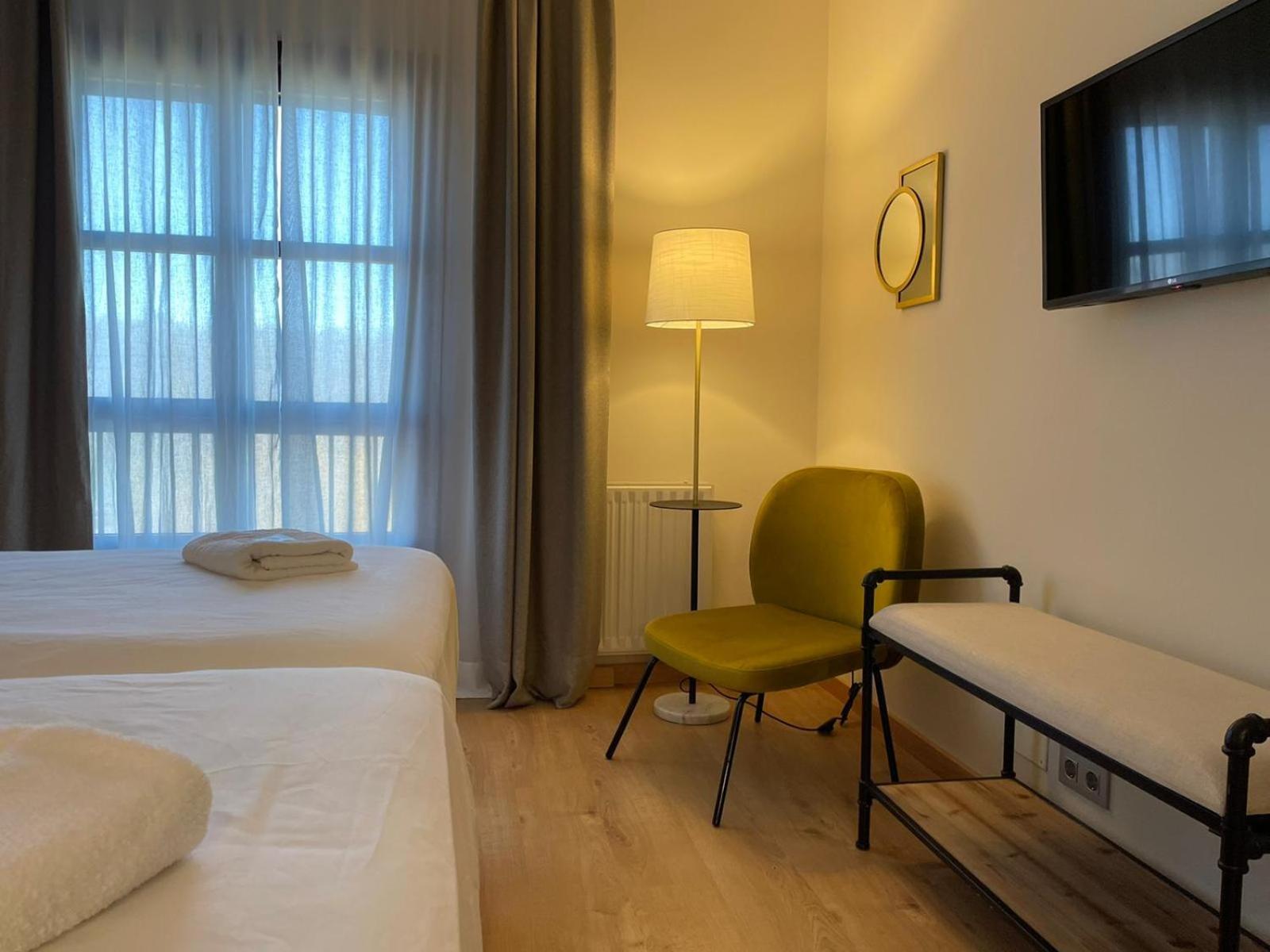Twin Room with Private Bathroom photo 2