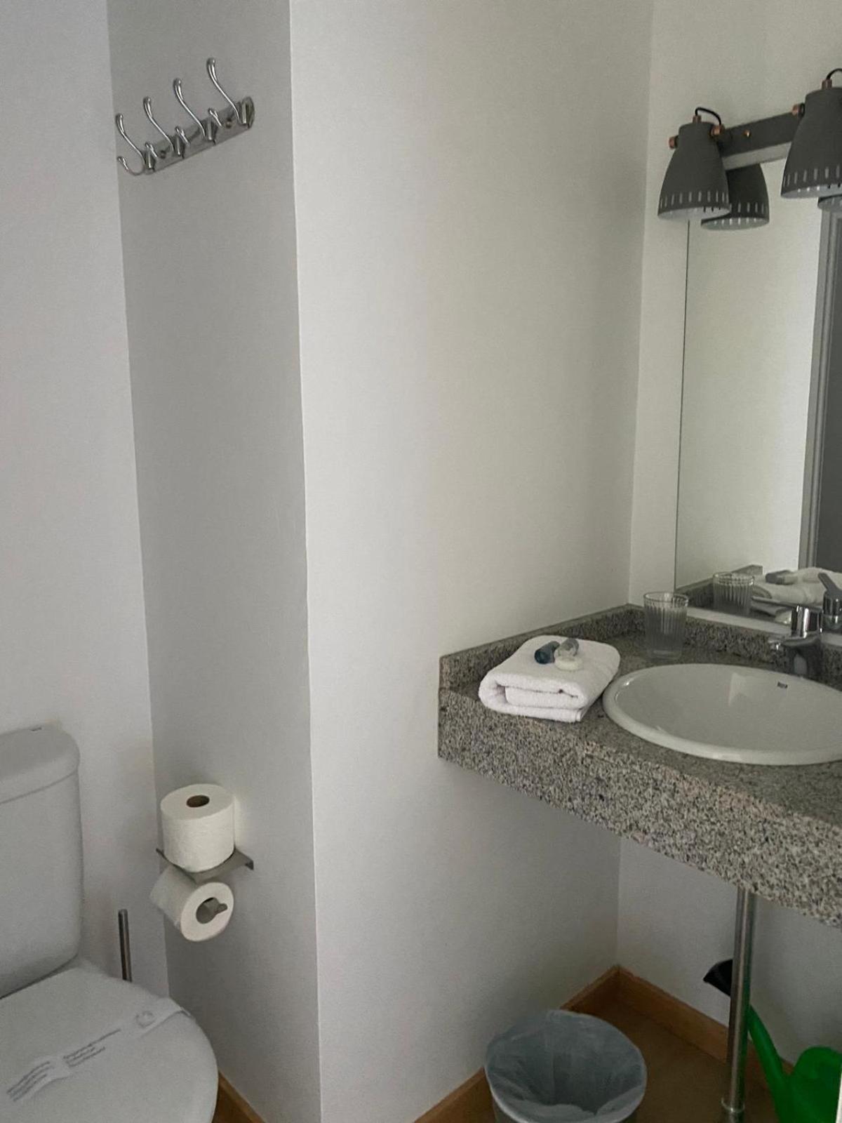 Single Room with Private Bathroom photo 2