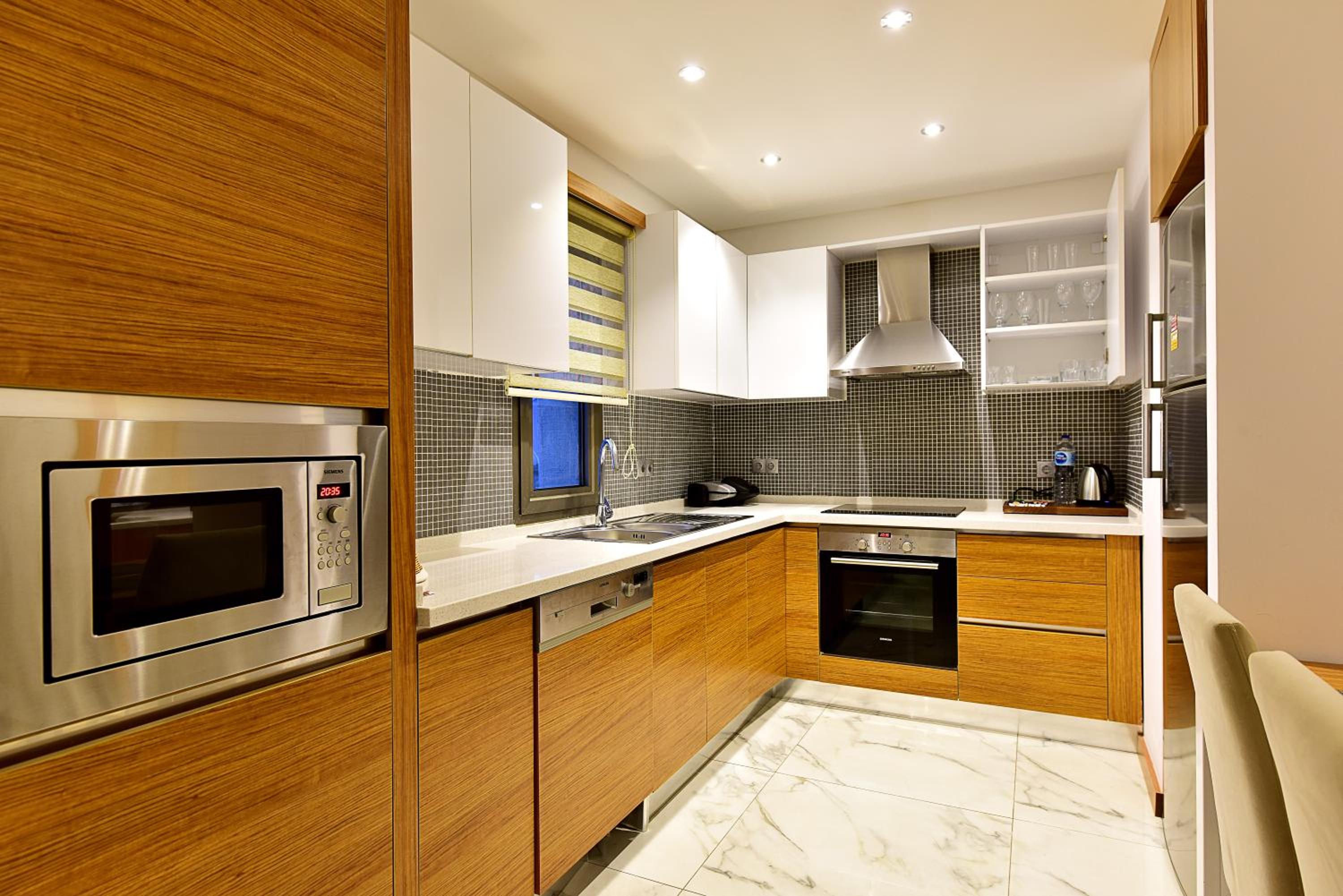 One-Bedroom Apartment with Garden or Pool View - Photo 2