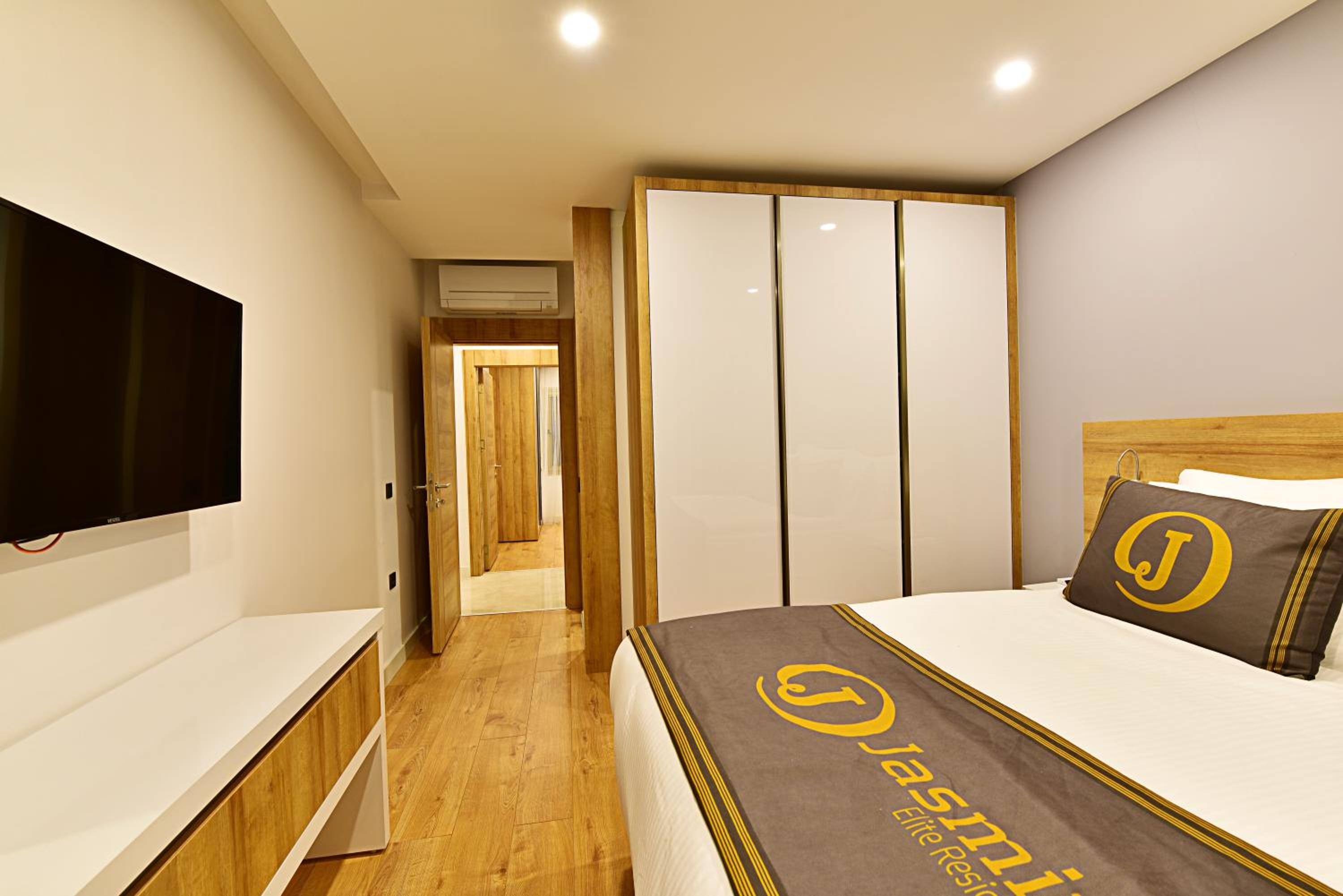 Two-Bedroom Apartment with Garden or Pool View - Photo 5