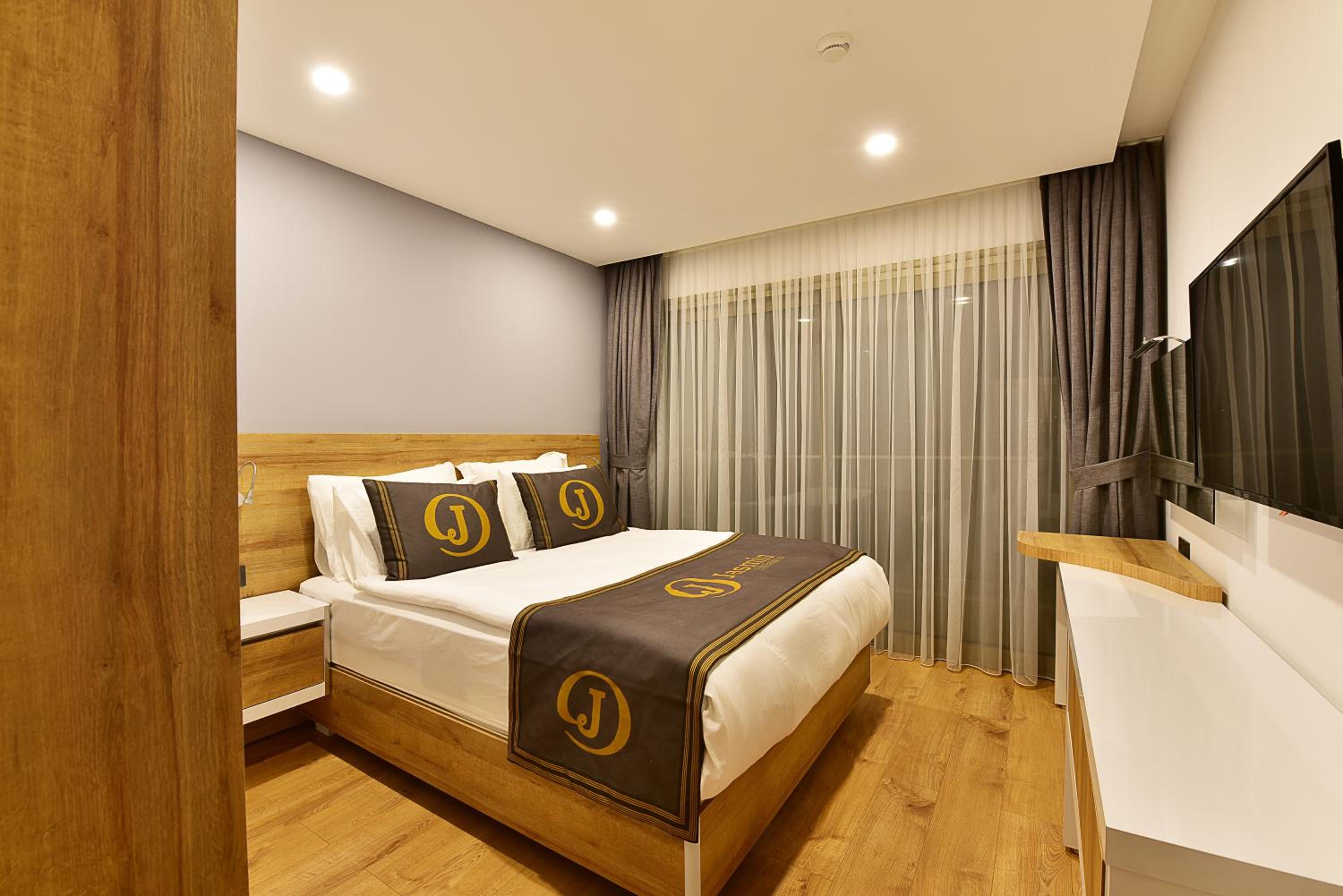 Two-Bedroom Apartment with Garden or Pool View - Photo 4