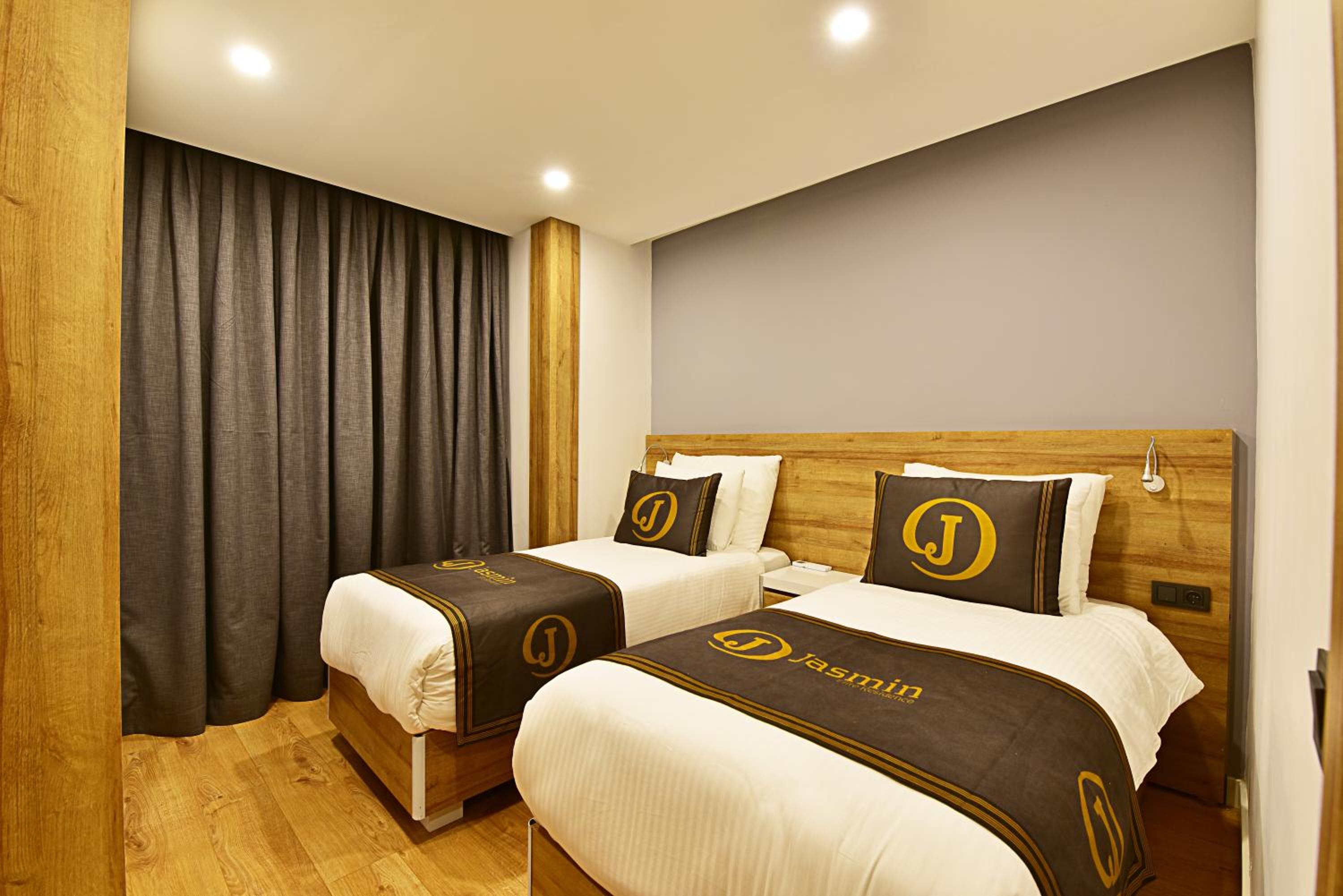 Two-Bedroom Apartment with Garden or Pool View - Photo 9