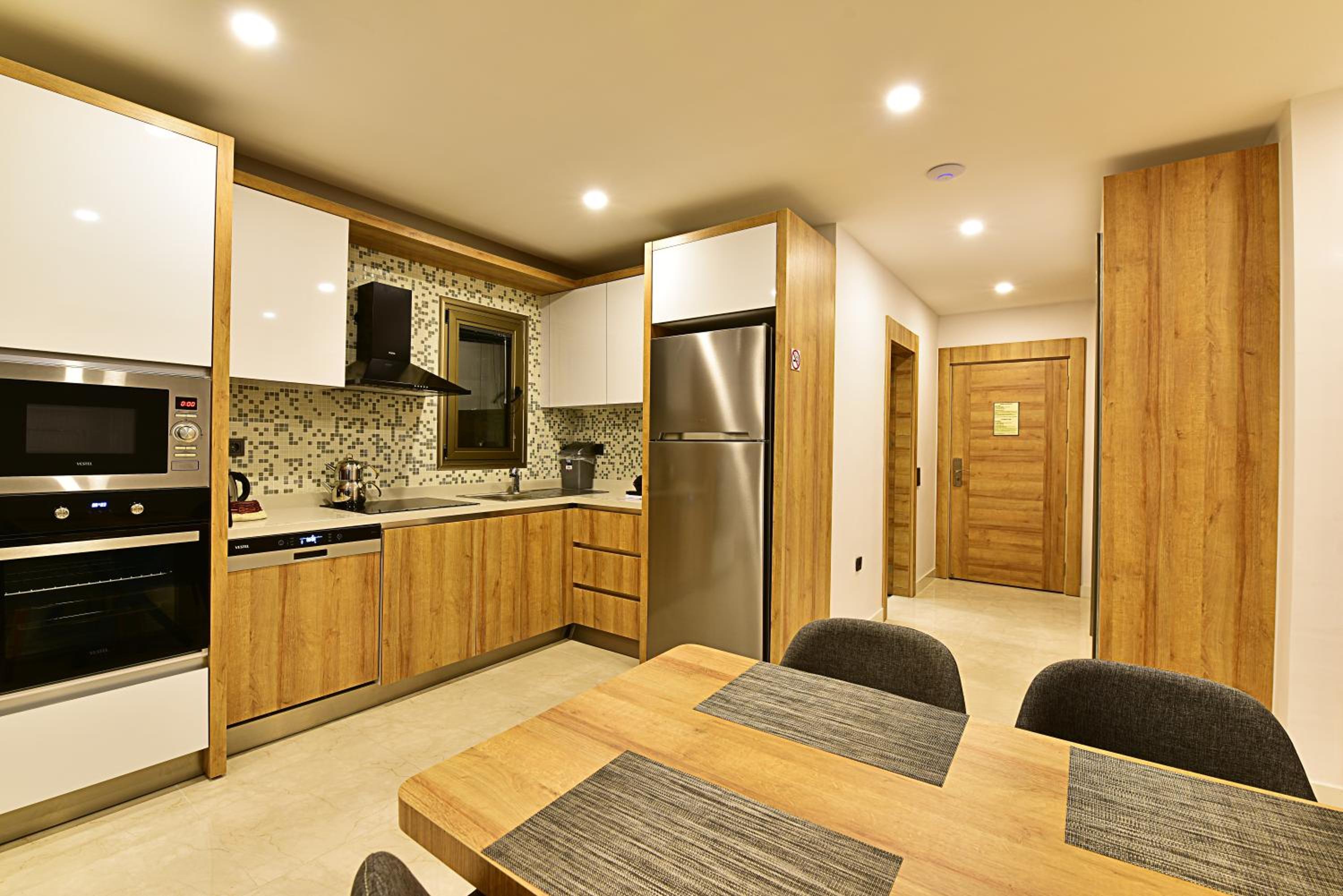Two-Bedroom Apartment with Garden or Pool View - Photo 11