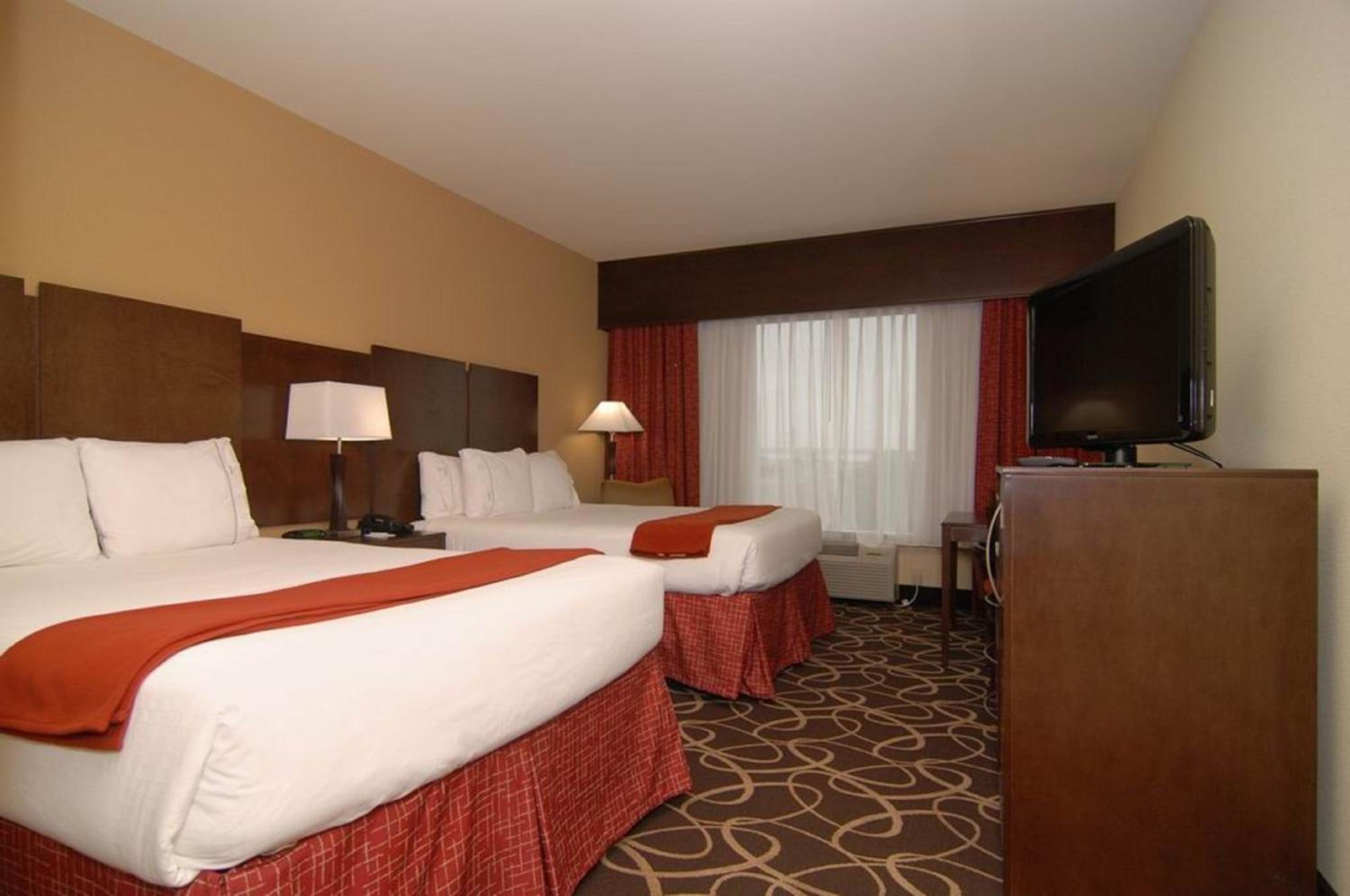 Standard Queen Room with Two Queen Beds - Photo 4
