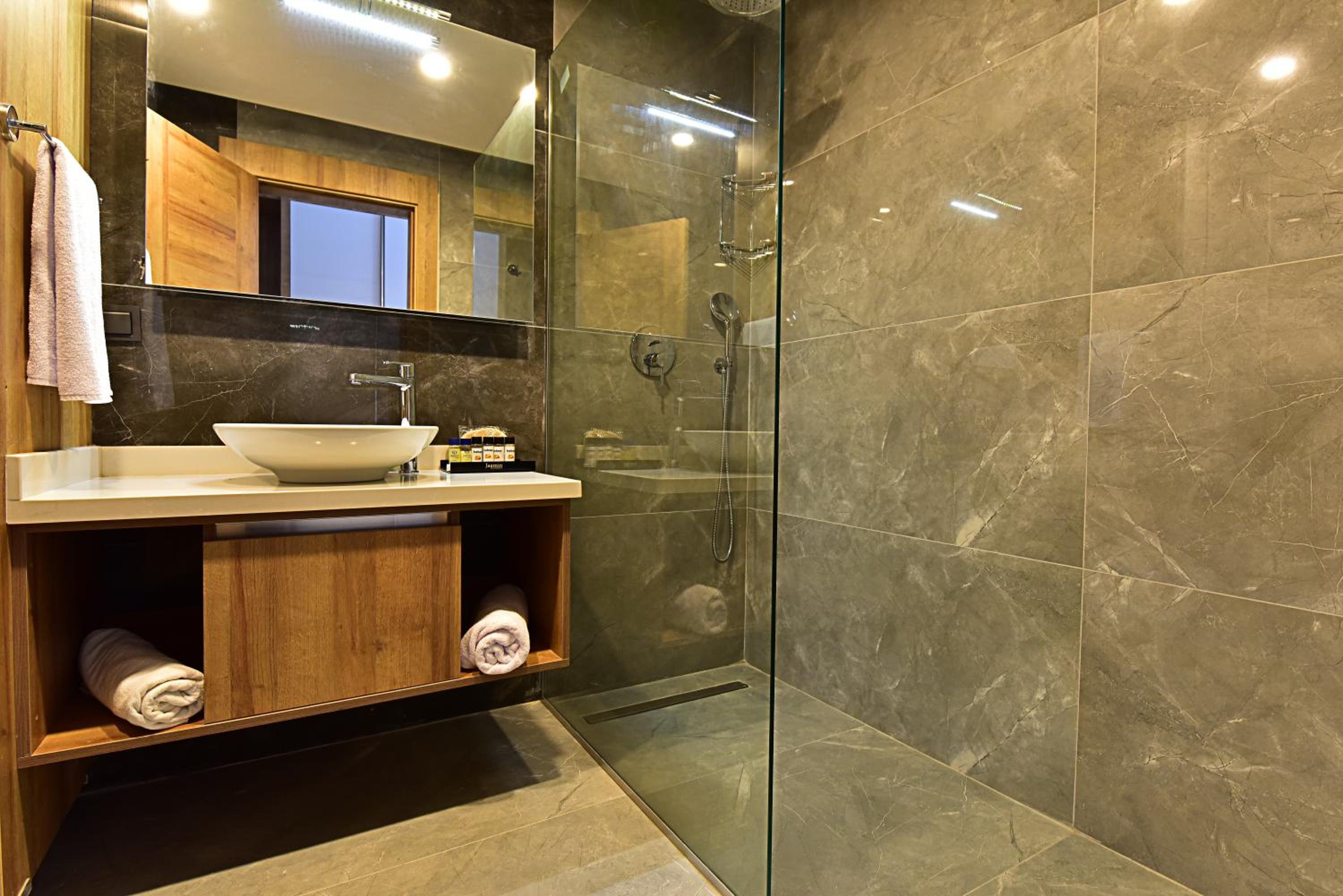 Two-Bedroom Apartment with Garden or Pool View - Photo 3