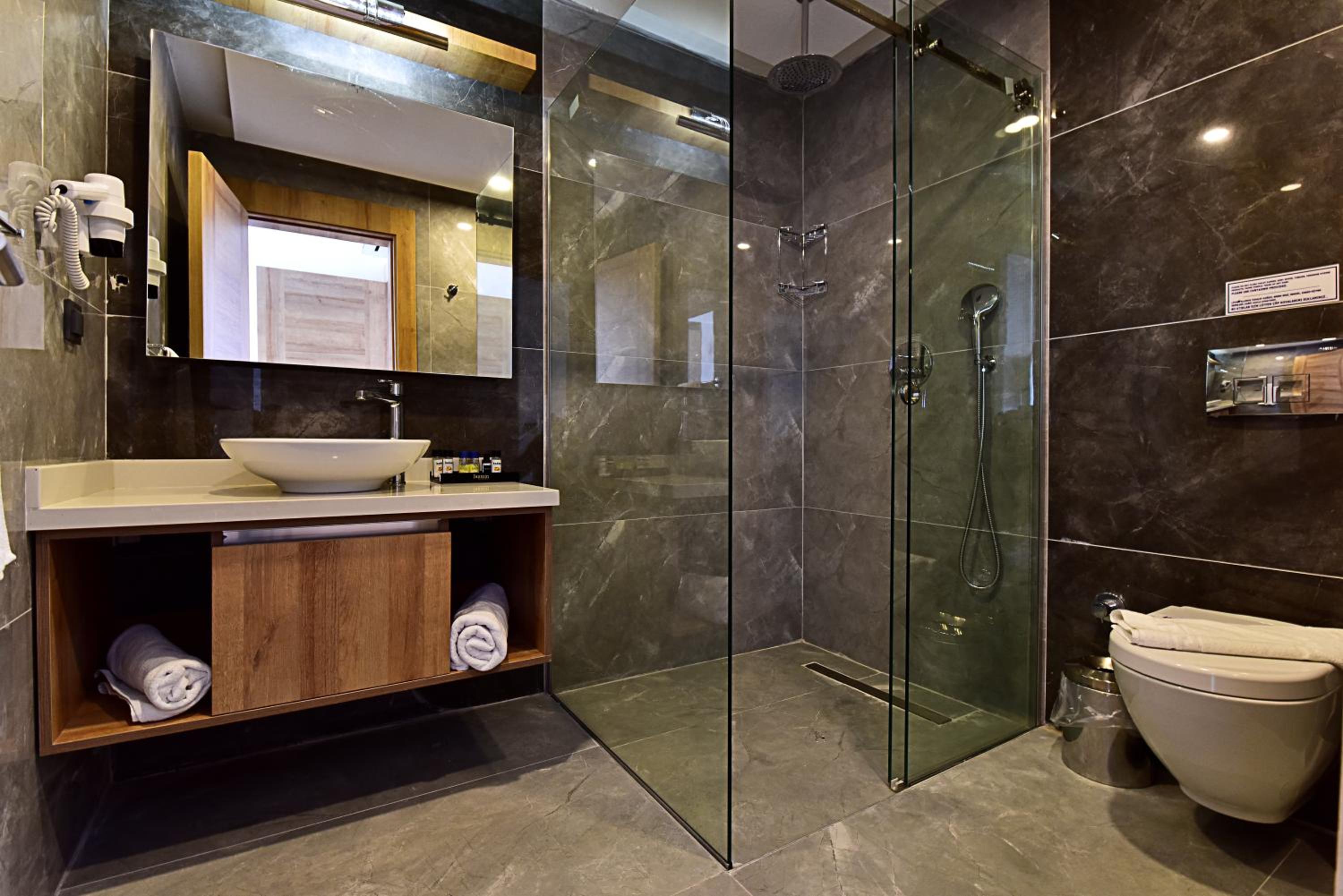 Two-Bedroom Apartment with Garden or Pool View - Photo 2