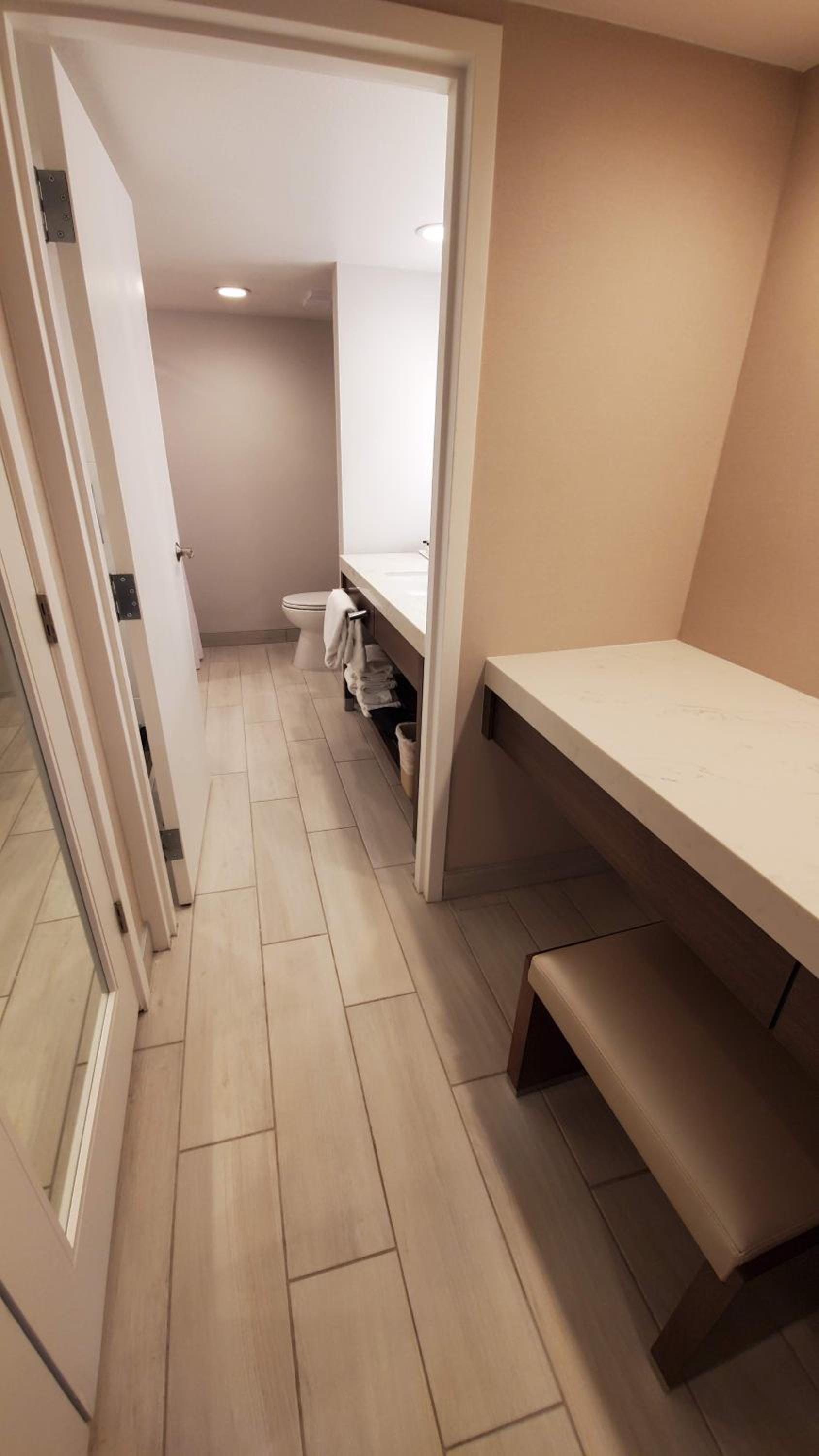 King Suite - Non-Smoking photo 3