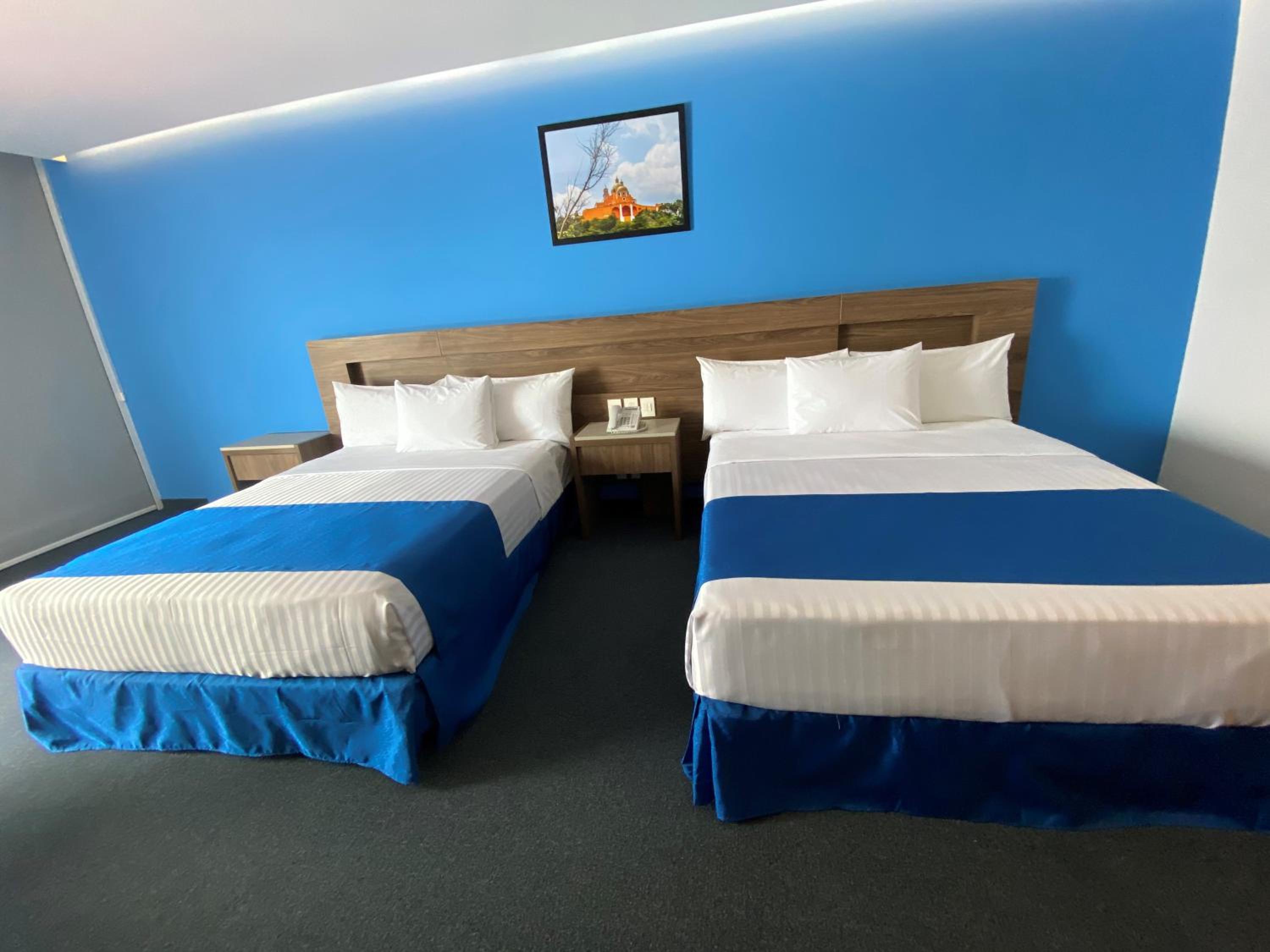 Queen Room with Two Queen Beds - Non-Smoking - Photo 3