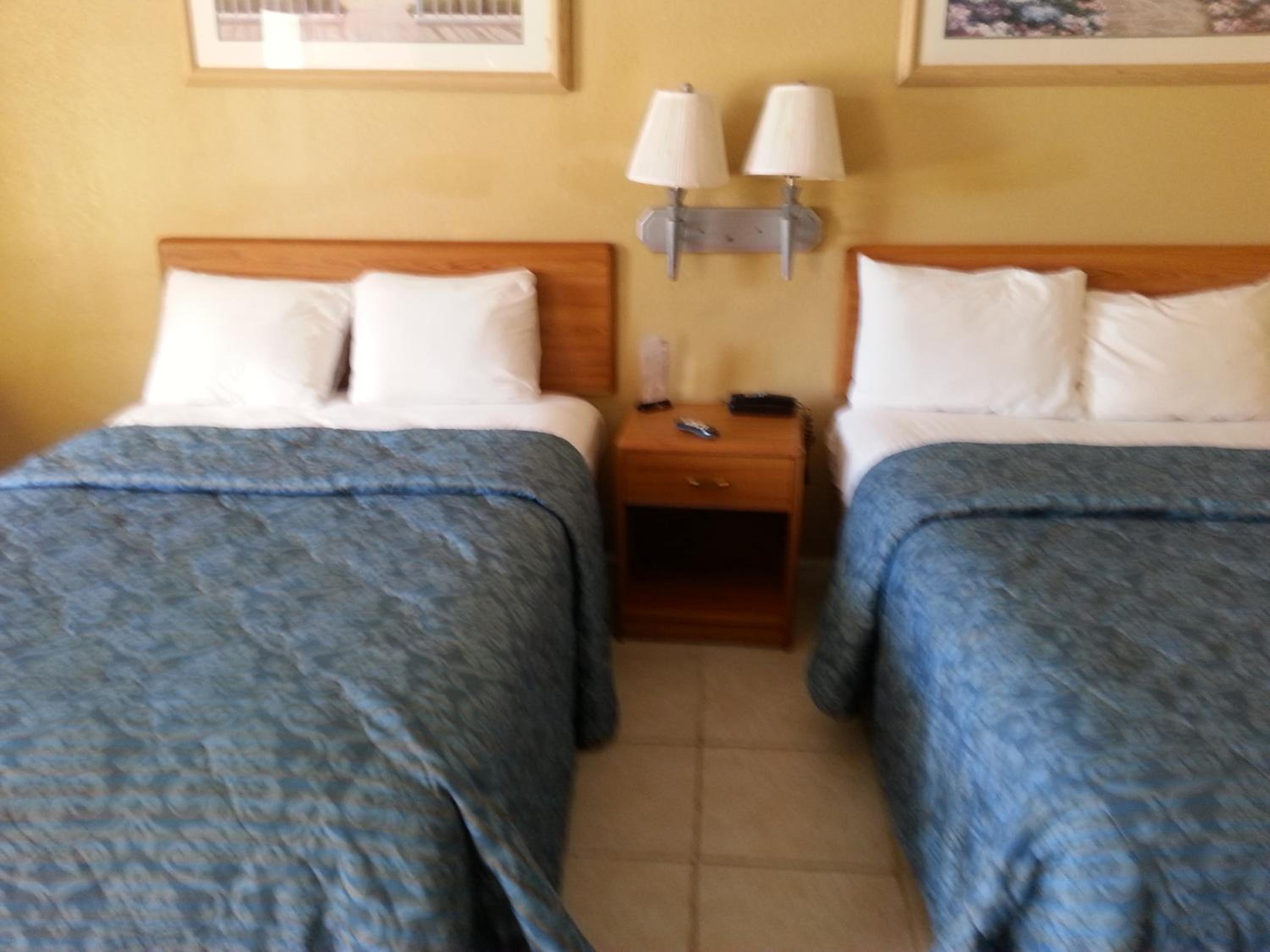 Double Room with Two Double Beds - Smoking - Photo 3