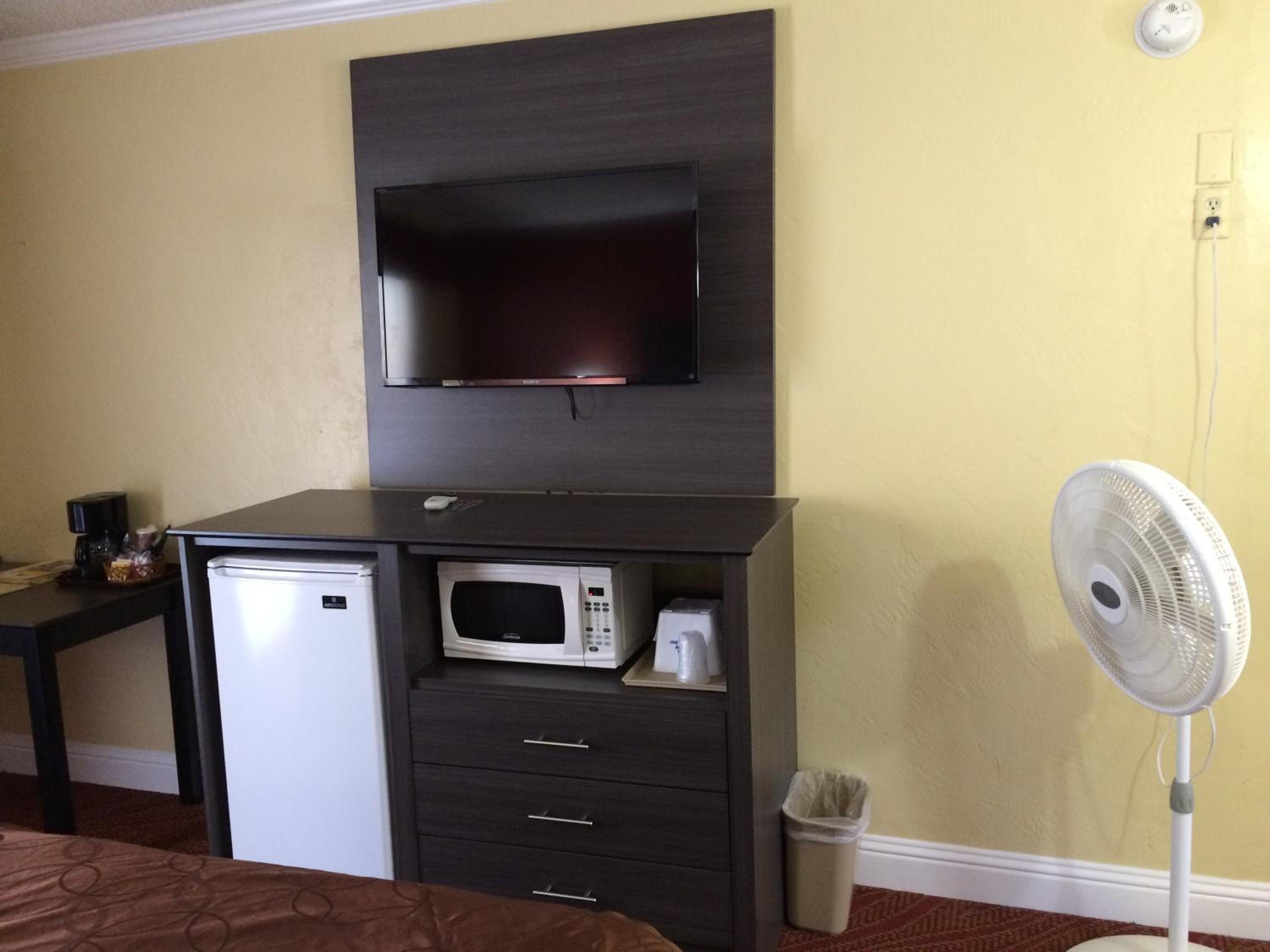 1 King Bed Non-Smoking (NO A/C) - Photo 1